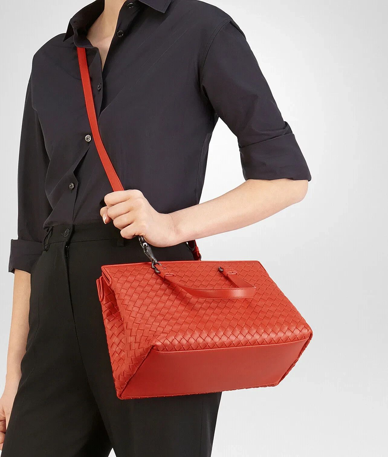 Bottega Veneta $2819 BOTTEGA VENETA red intrecciato crossbody shoulder bag Size ONE SIZE - 12 Thumbnail