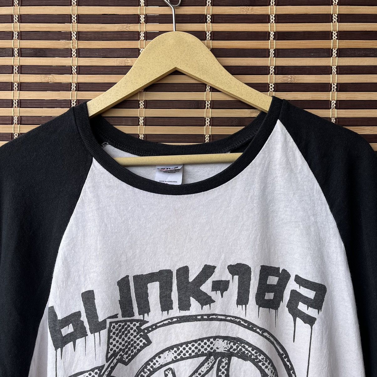Band Tees Blink 182 Anvil Raglan TShirt Concert Tour 2011 Band Tees Size US L / EU 52-54 / 3 - 4 Thumbnail