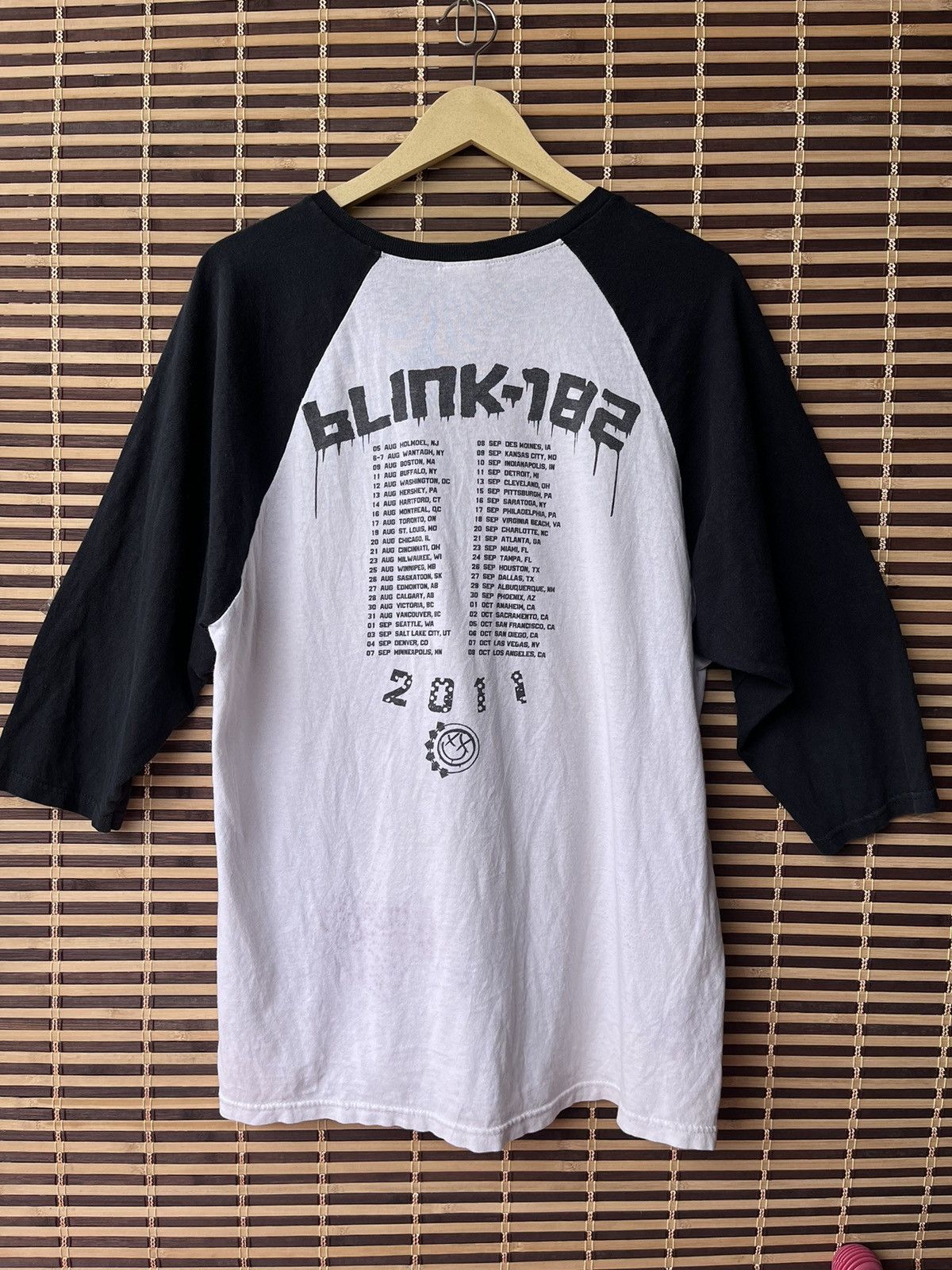 Band Tees Blink 182 Anvil Raglan TShirt Concert Tour 2011 Band Tees Size US L / EU 52-54 / 3 - 2 Thumbnail