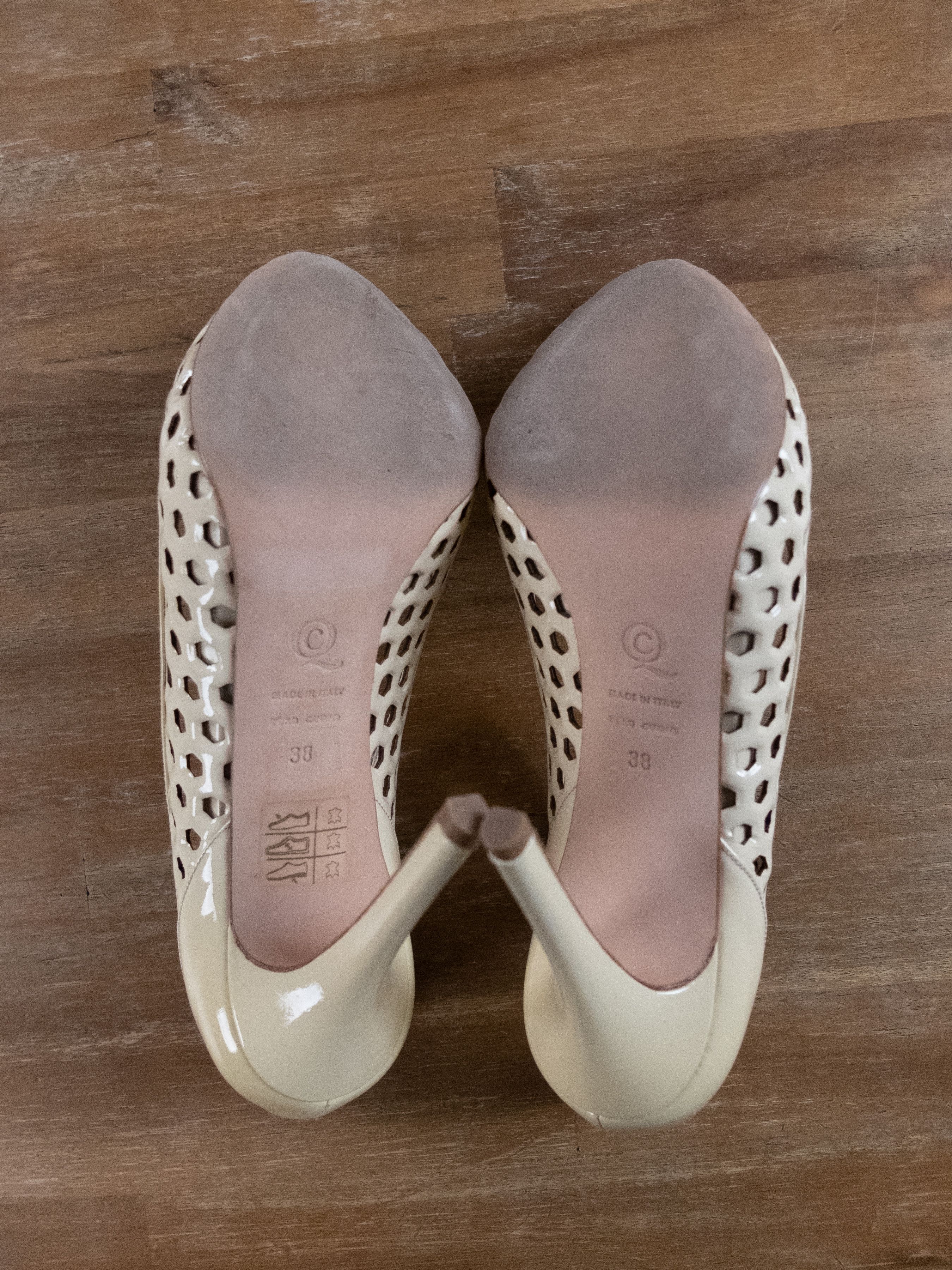 Alexander McQueen ALEXANDER MCQUEEN nude patent leather laser cut pumps 38 q Size US 8 / IT 38 - 7 Thumbnail