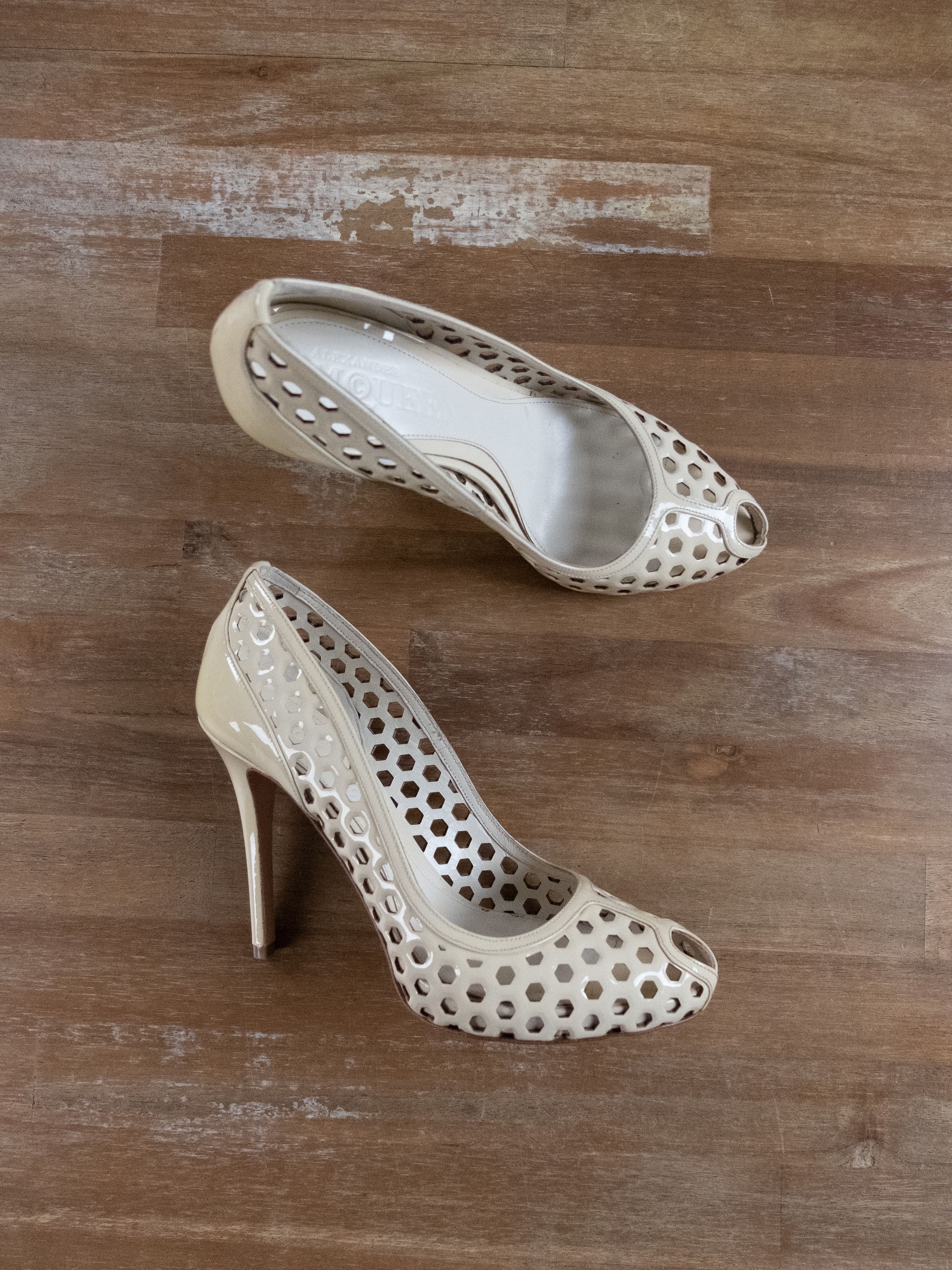 Alexander McQueen ALEXANDER MCQUEEN nude patent leather laser cut pumps 38 q Size US 8 / IT 38 - 1 Thumbnail