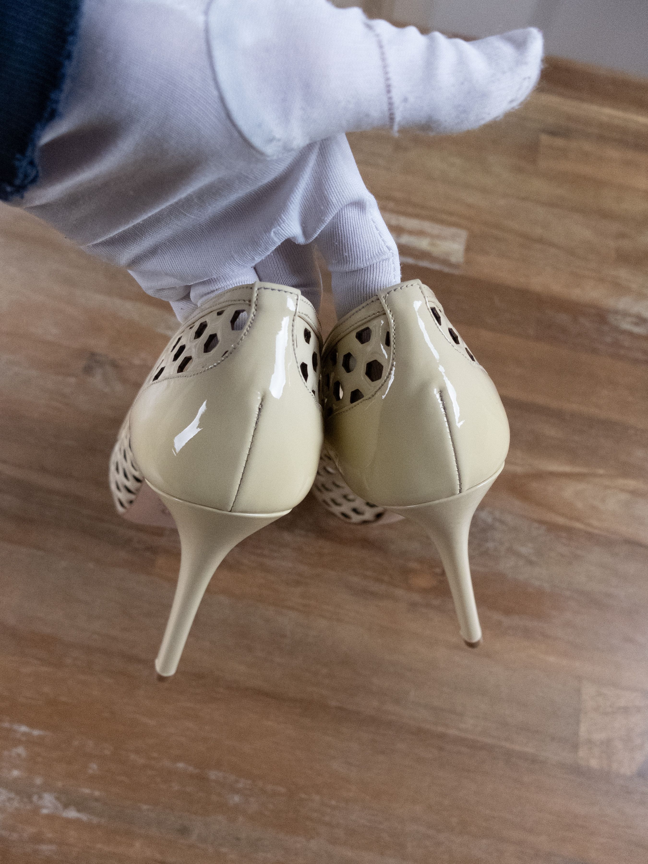 Alexander McQueen ALEXANDER MCQUEEN nude patent leather laser cut pumps 38 q Size US 8 / IT 38 - 6 Thumbnail