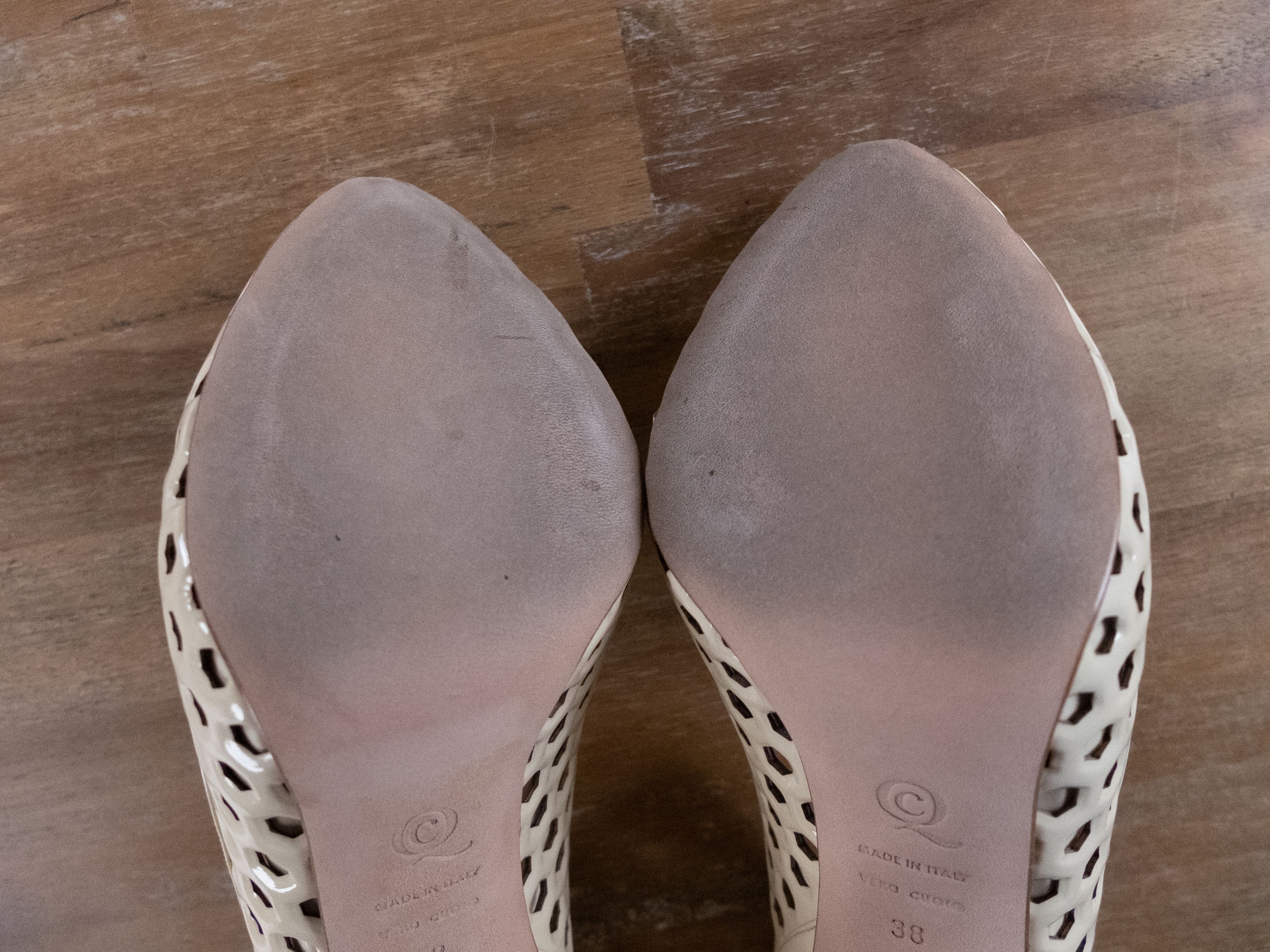 Alexander McQueen ALEXANDER MCQUEEN nude patent leather laser cut pumps 38 q Size US 8 / IT 38 - 8 Thumbnail