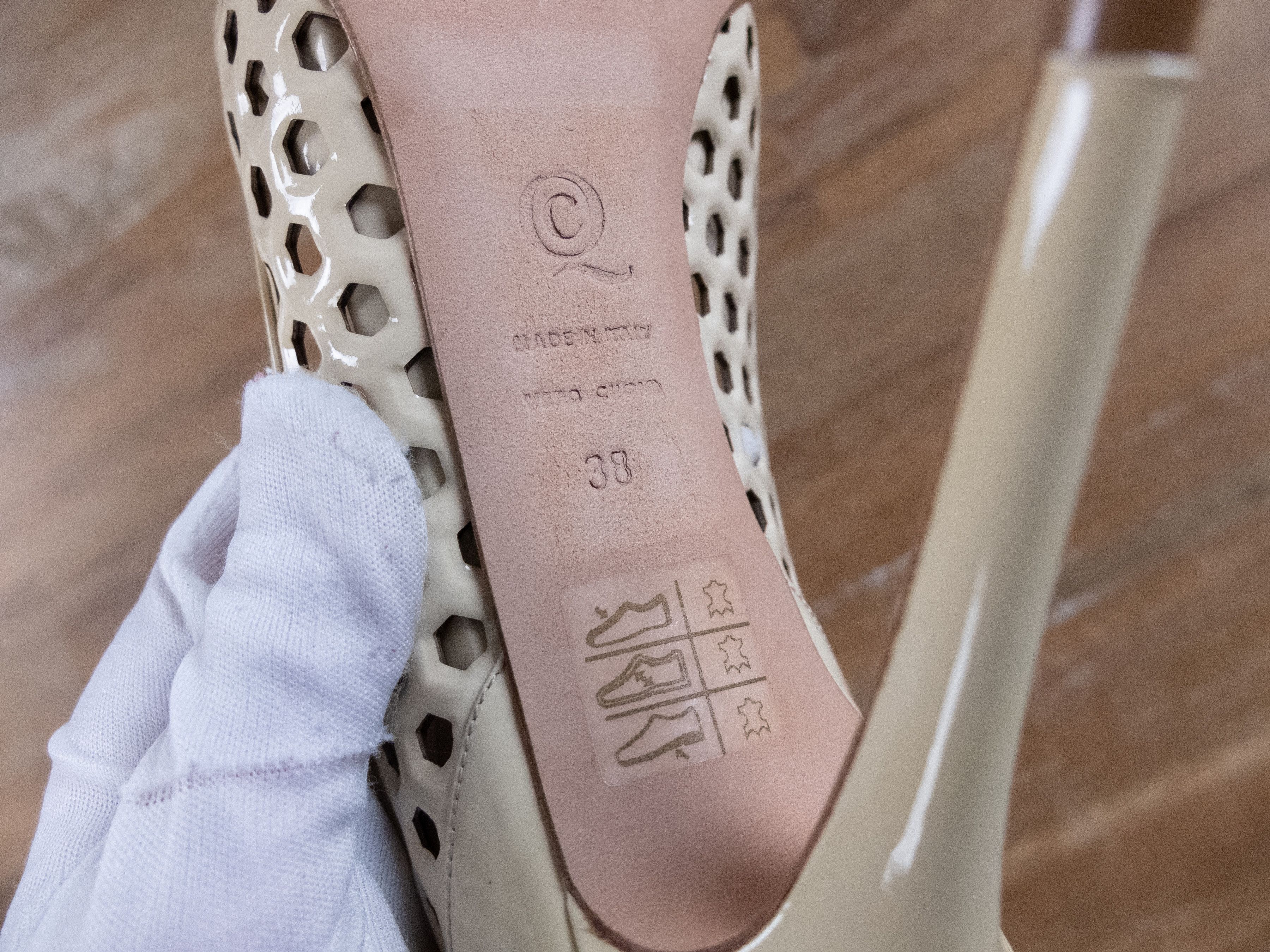 Alexander McQueen ALEXANDER MCQUEEN nude patent leather laser cut pumps 38 q Size US 8 / IT 38 - 9 Thumbnail