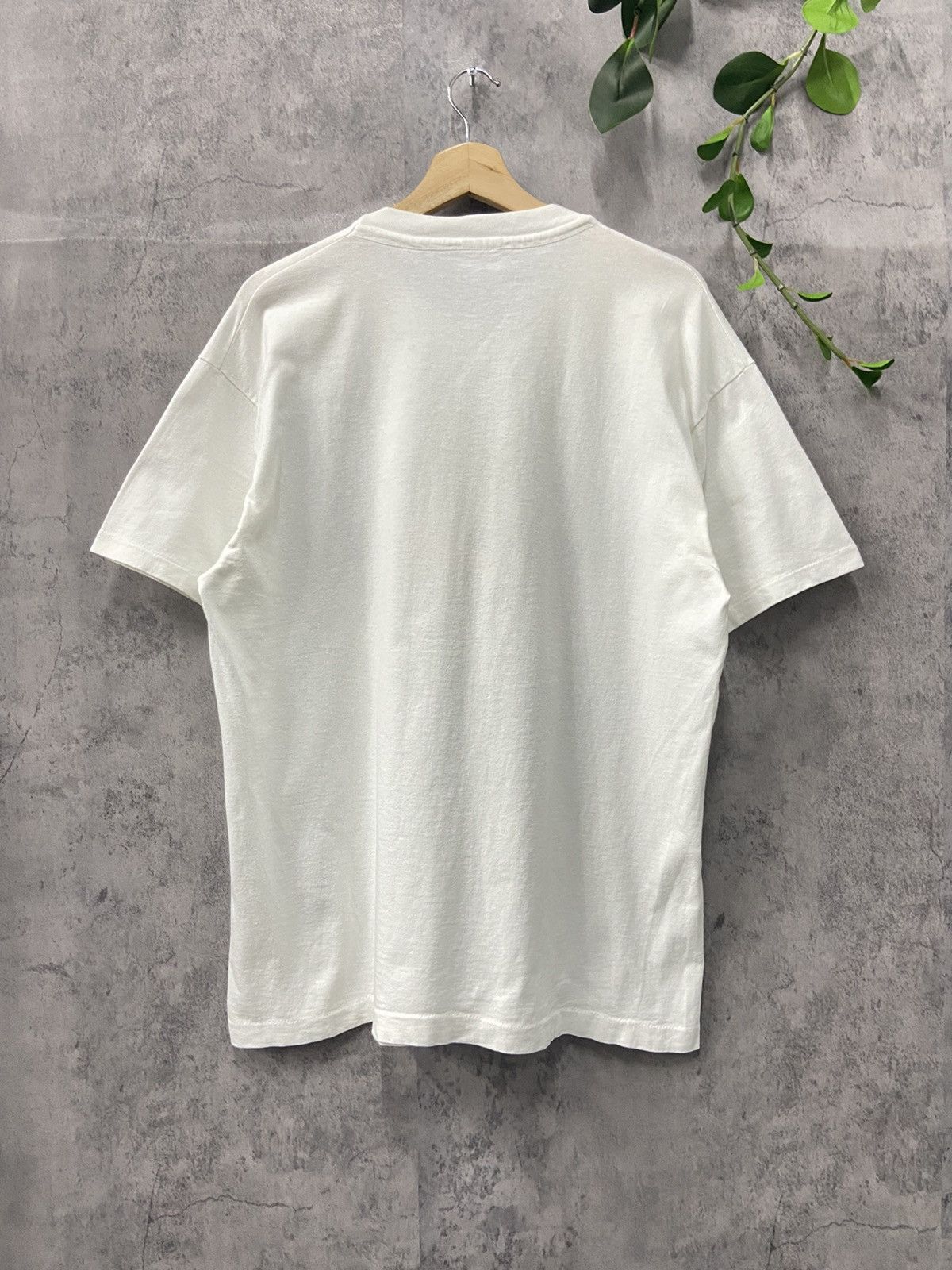 Universal Studios × Vintage Vintage 90’s Unversal Studios Hollywood Embossed Print Tee Size US L / EU 52-54 / 3 - 5 Thumbnail