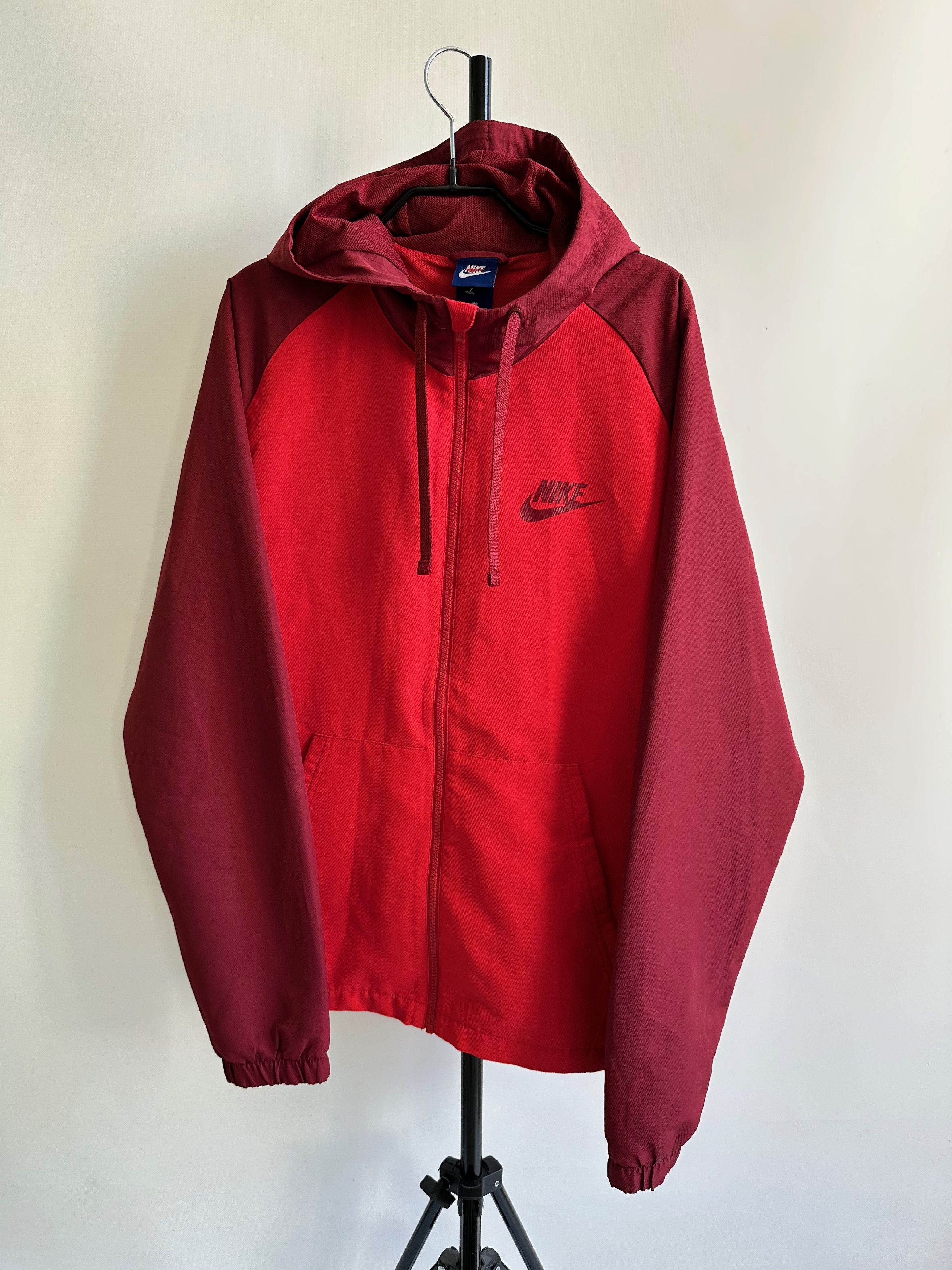 Nike Nike red hooded zipper light jacket windbreaker Size US L / EU 52-54 / 3 - 1 Thumbnail