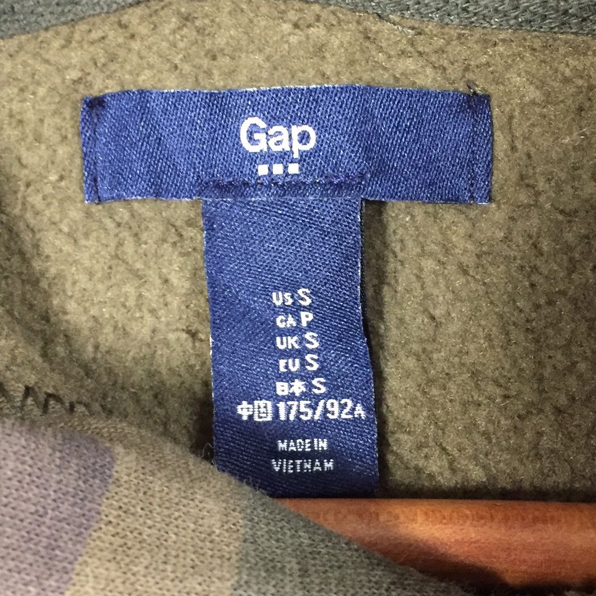 Gap × Japanese Brand Vintage Gap Hoodie Sweatshirt Big Logo Gap Camo Army Design Size US M / EU 48-50 / 2 - 5 Thumbnail
