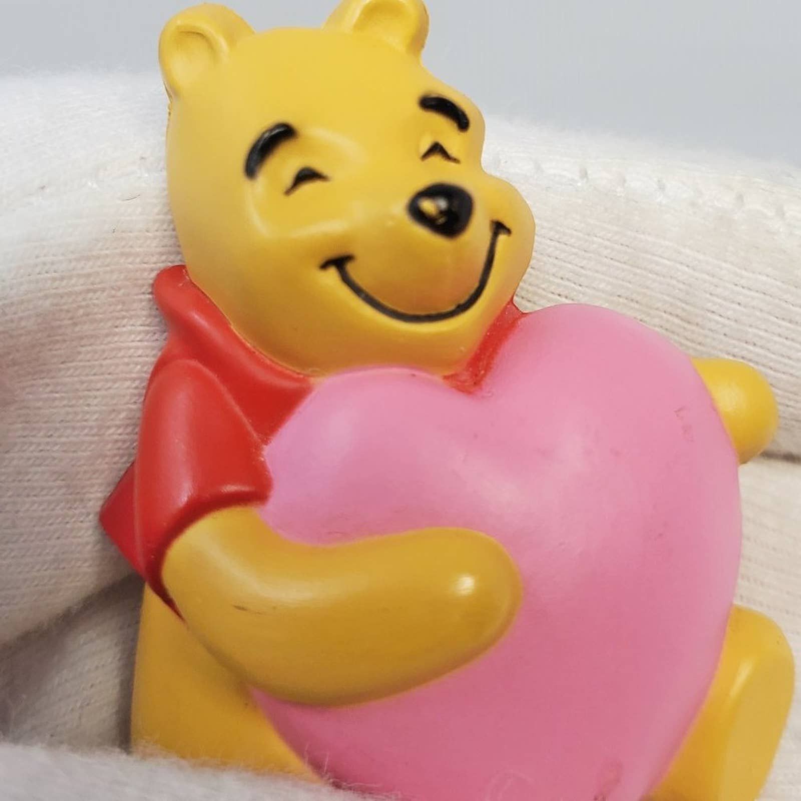 Disney VTG Disney X Hallmark Winnie the Pooh Pink Heart Brooch Size ONE SIZE - 4 Thumbnail