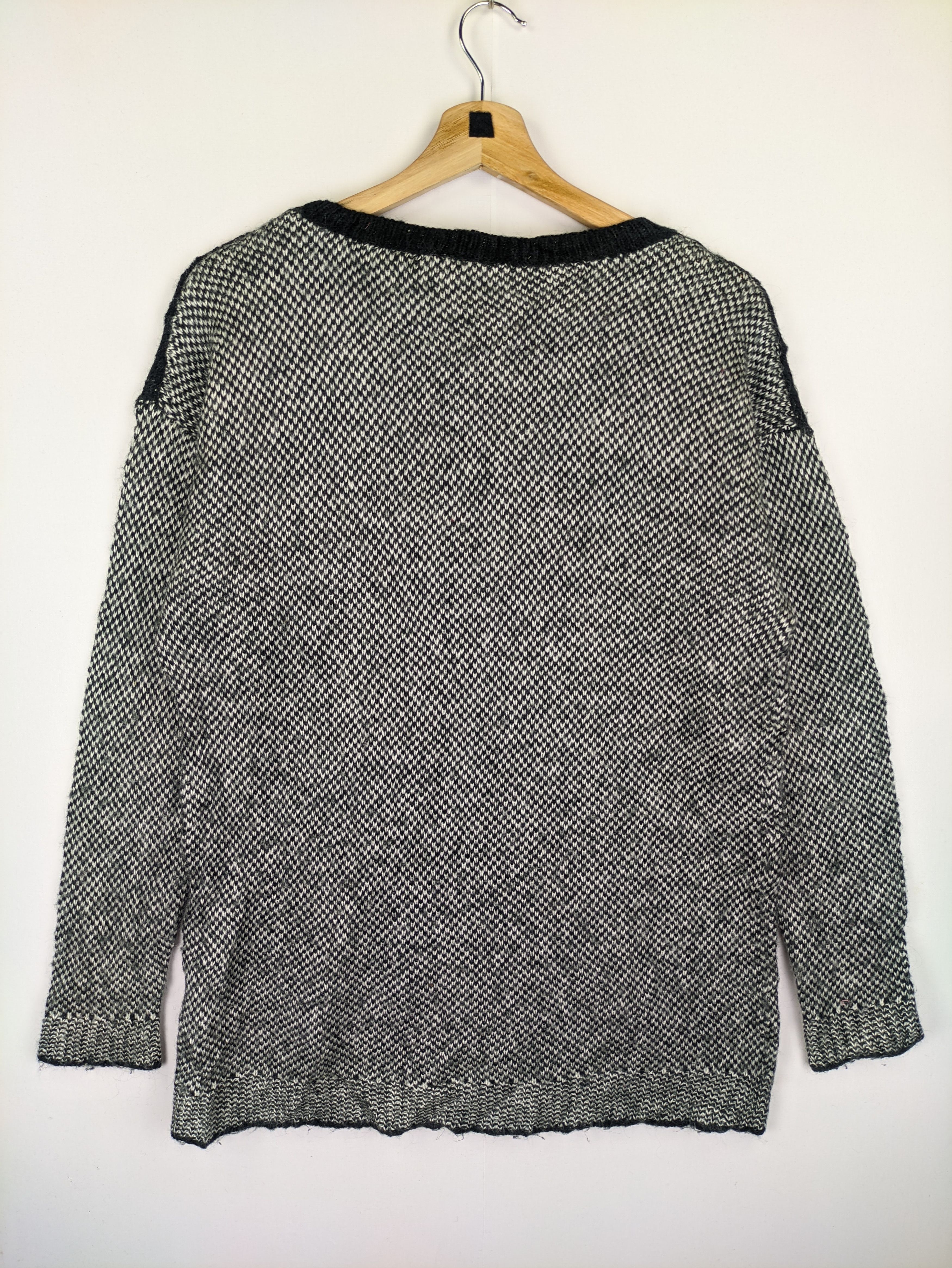 Disney Steals🔥Knit Sweater Mickey Mouse by H&M Size M / US 6-8 / IT 42-44 - 2 Thumbnail