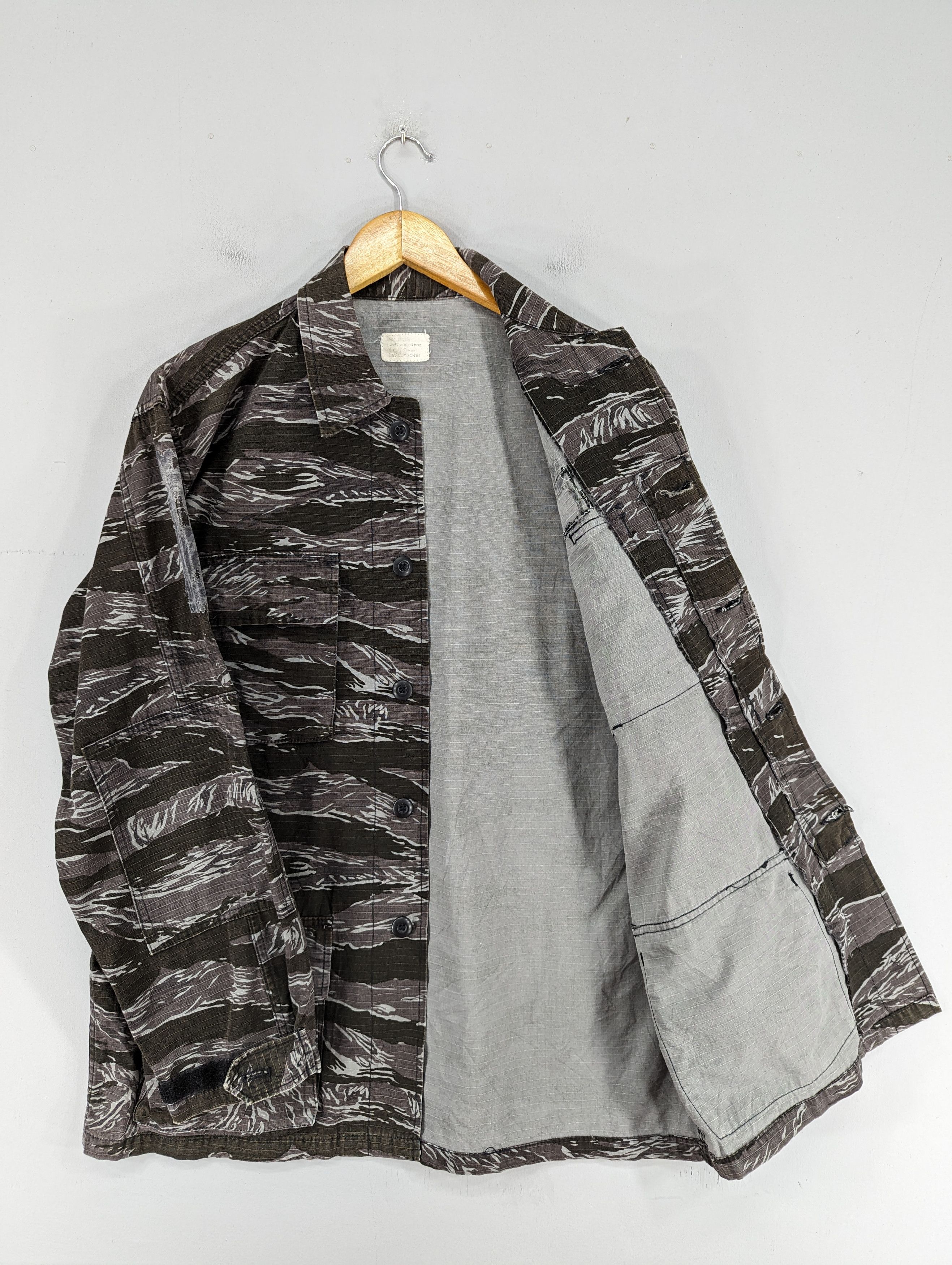 Other 🔥RARE🔥Vintage Tiger Stripe Military Button Ups Jacket Size US L / EU 52-54 / 3 - 12 Thumbnail