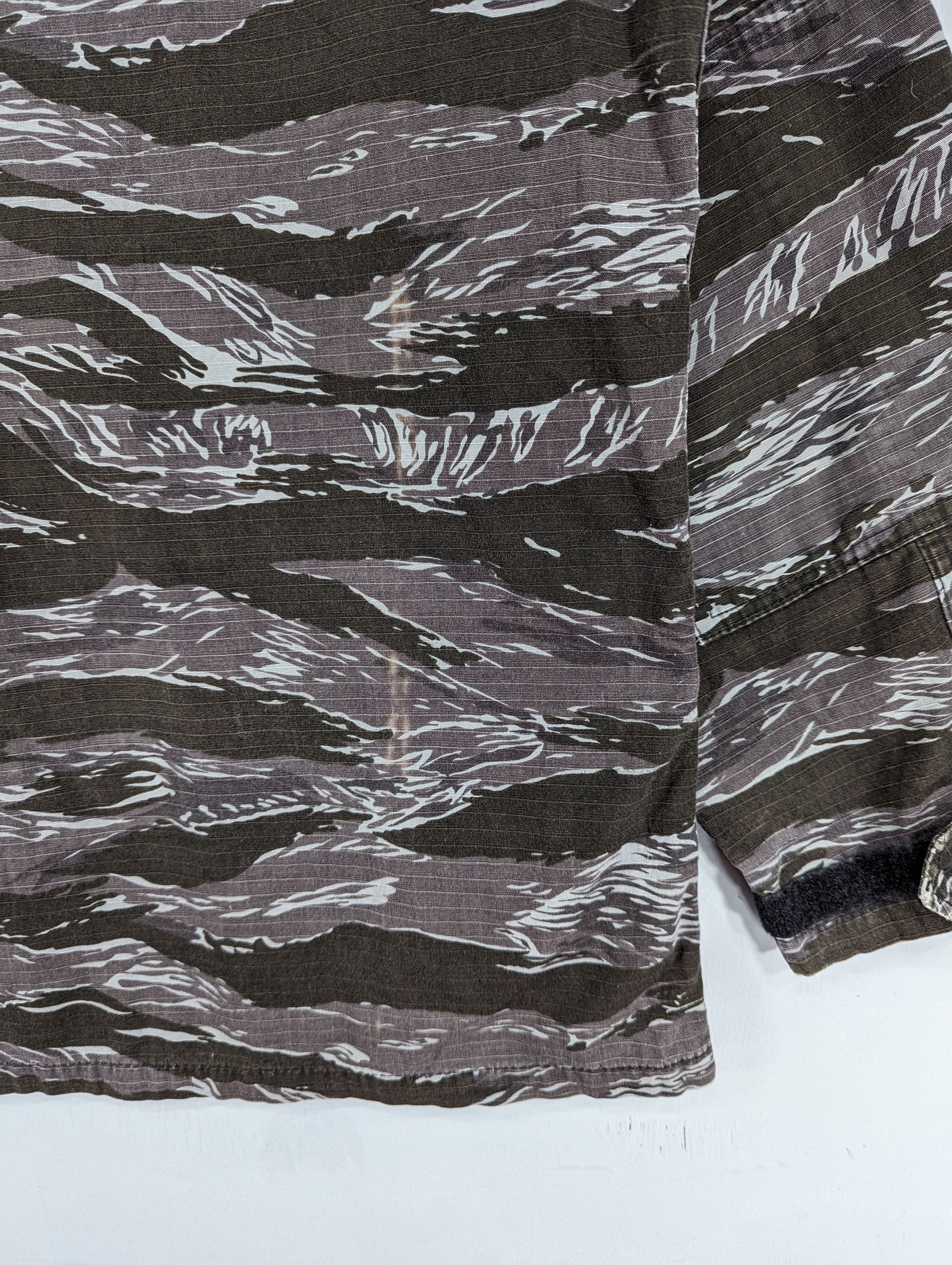 Other 🔥RARE🔥Vintage Tiger Stripe Military Button Ups Jacket Size US L / EU 52-54 / 3 - 14 Thumbnail