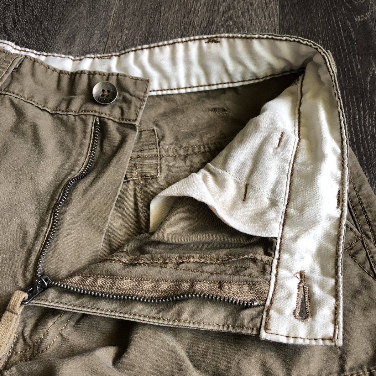 Levi's Vintage 2000s Levi’s Cargo Multi Pocket Shorts Size 30 Size US 30 / EU 46 - 6 Thumbnail