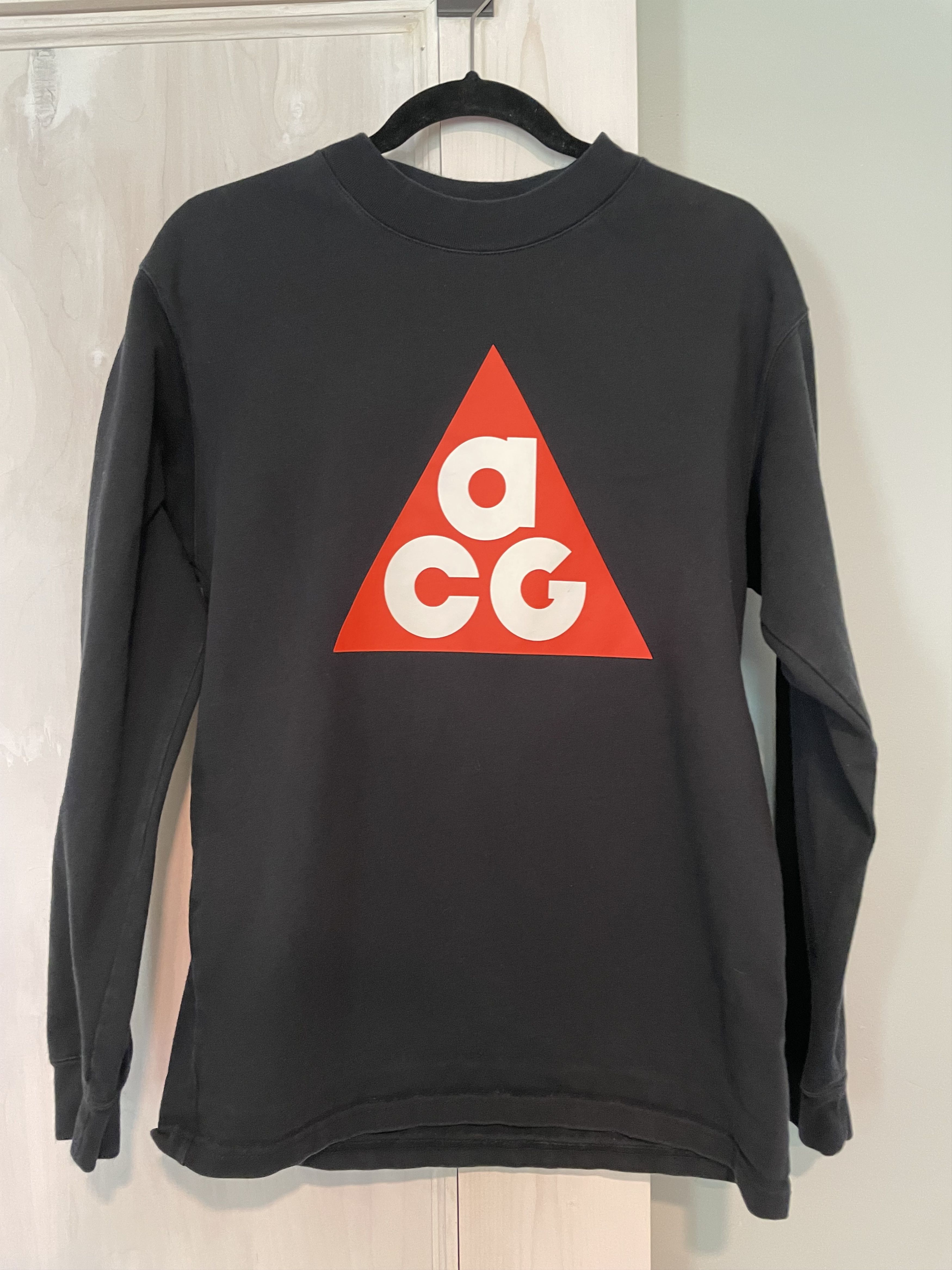 Nike ACG Men's Long-Sleeve T-Shirt.