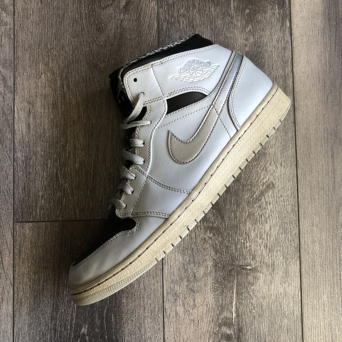 Jordan Brand Air Jordan 1 Retro Mid Wolf Grey Platinum Metallic Shoes Size US 11 / EU 44 - 10 Thumbnail