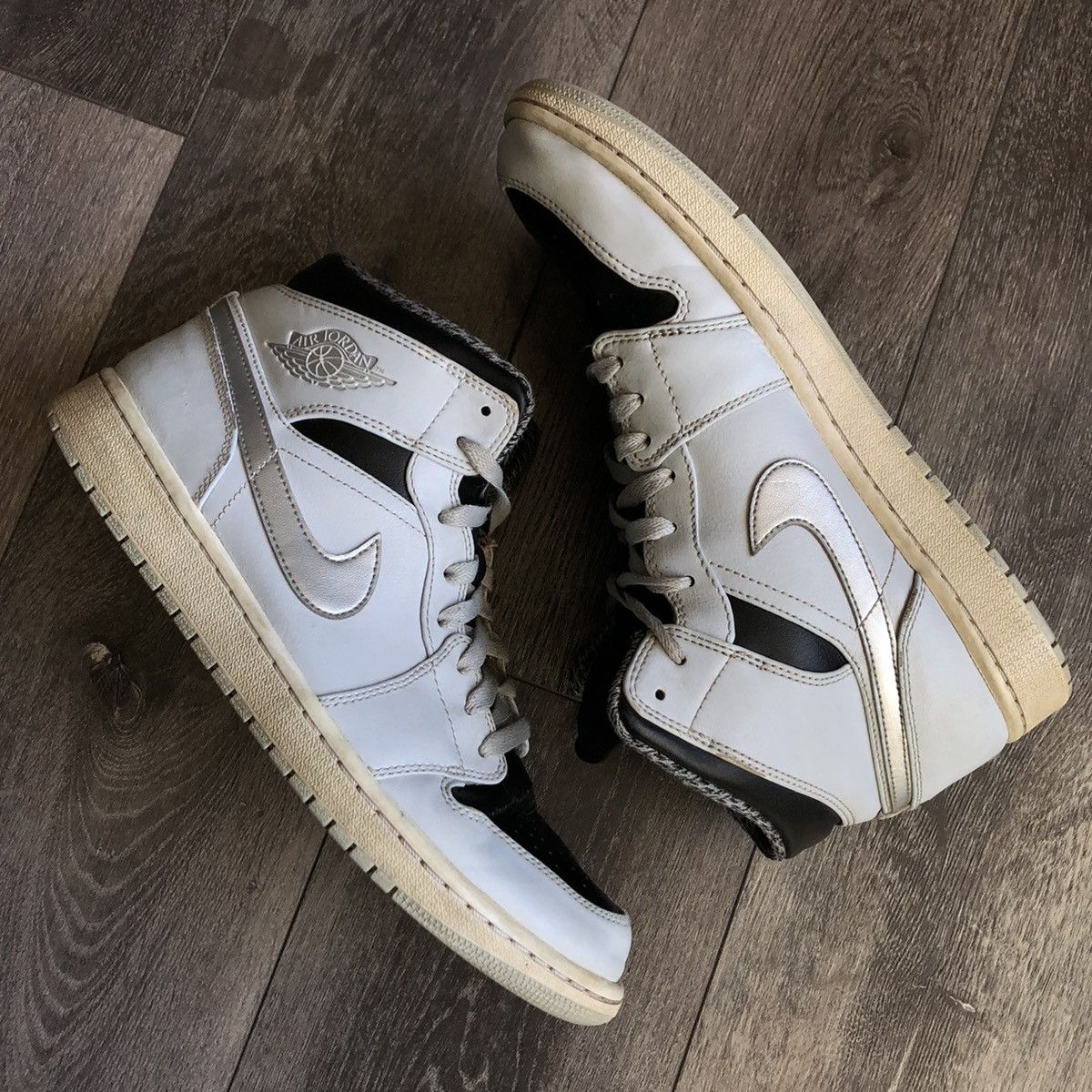 Jordan Brand Air Jordan 1 Retro Mid Wolf Grey Platinum Metallic Shoes Size US 11 / EU 44 - 3 Thumbnail