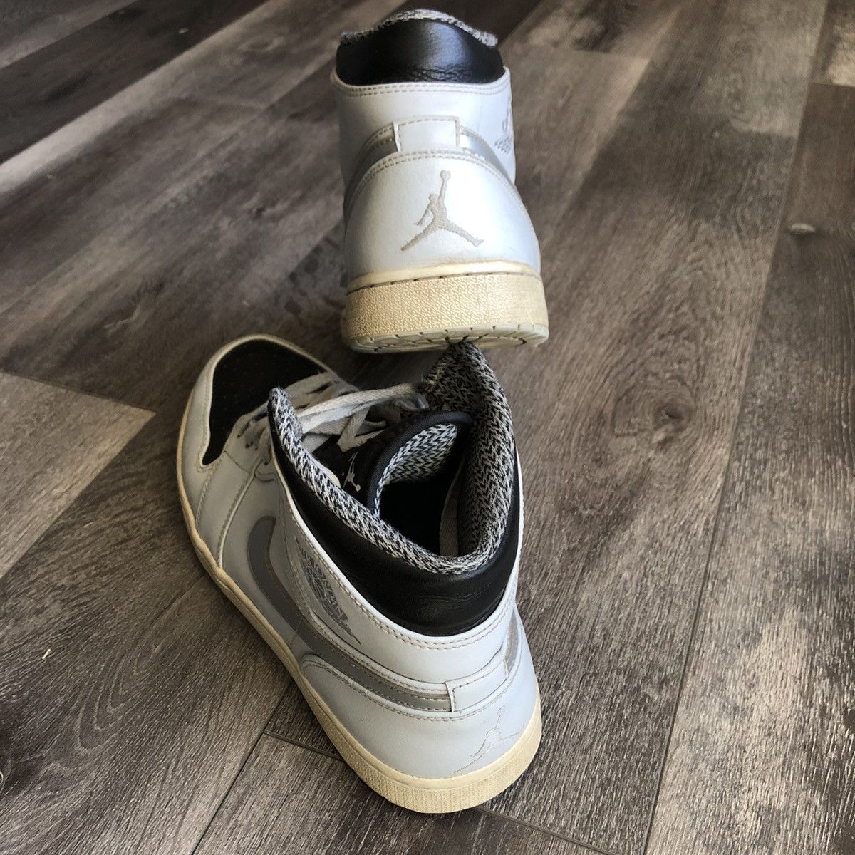 Jordan Brand Air Jordan 1 Retro Mid Wolf Grey Platinum Metallic Shoes Size US 11 / EU 44 - 7 Thumbnail