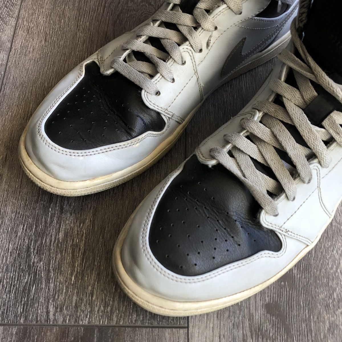Jordan Brand Air Jordan 1 Retro Mid Wolf Grey Platinum Metallic Shoes Size US 11 / EU 44 - 8 Thumbnail