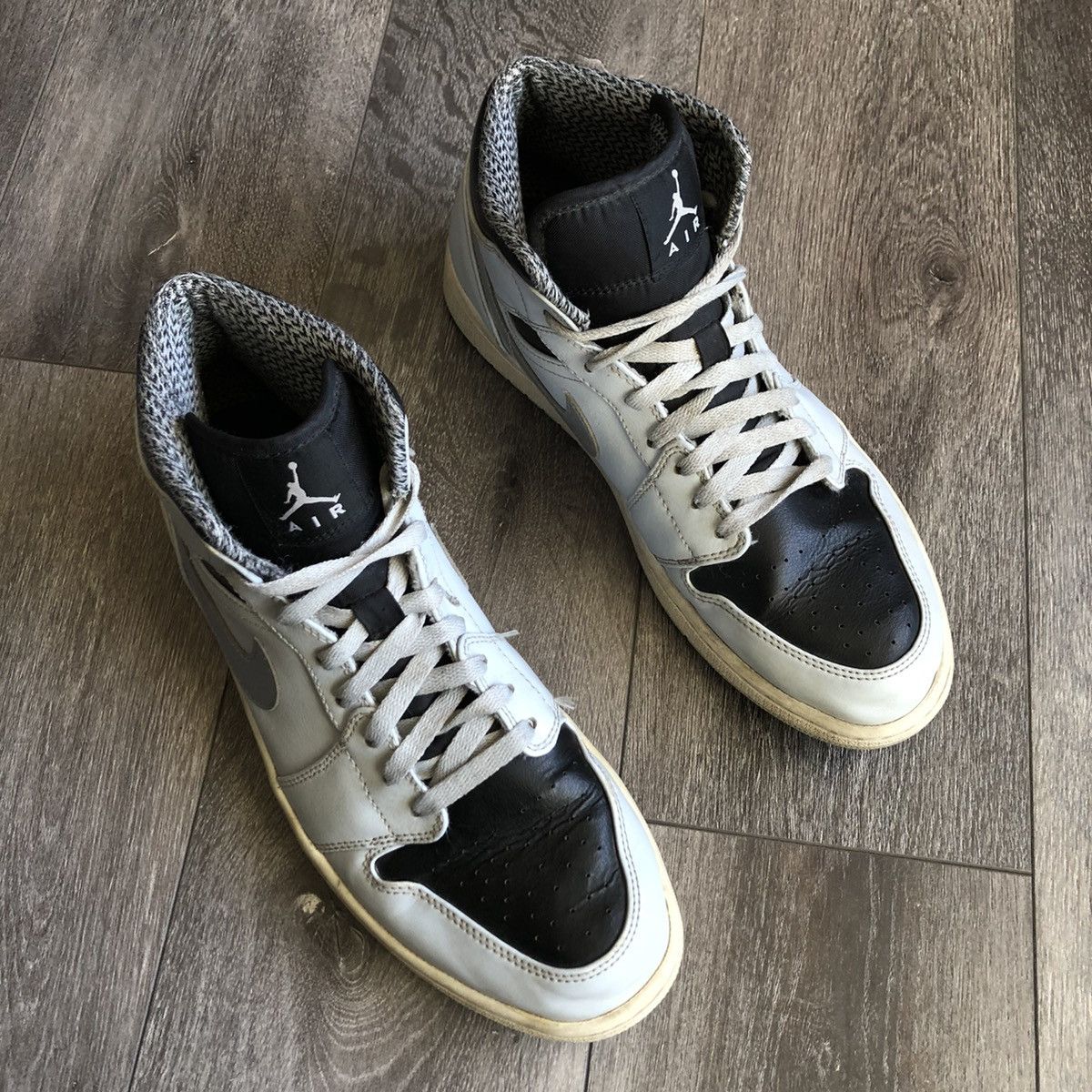 Jordan Brand Air Jordan 1 Retro Mid Wolf Grey Platinum Metallic Shoes Size US 11 / EU 44 - 1 Thumbnail