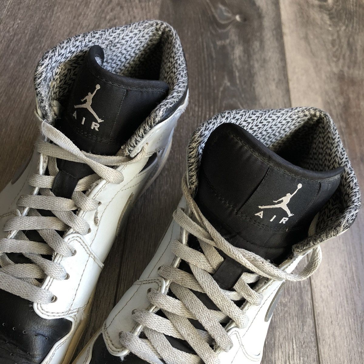 Jordan Brand Air Jordan 1 Retro Mid Wolf Grey Platinum Metallic Shoes Size US 11 / EU 44 - 9 Thumbnail