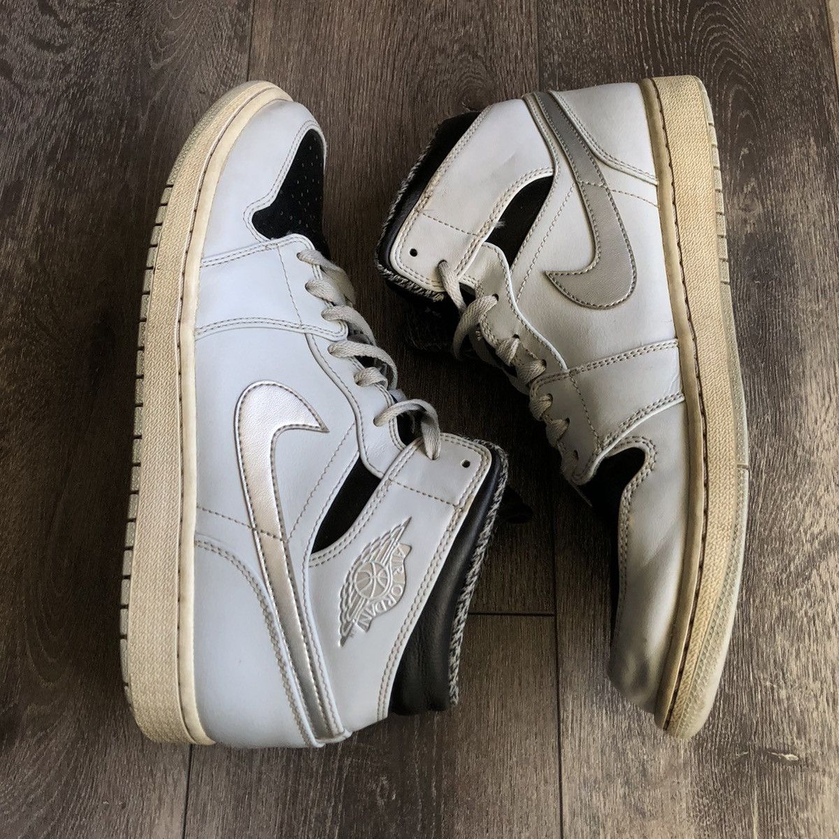 Jordan Brand Air Jordan 1 Retro Mid Wolf Grey Platinum Metallic Shoes Size US 11 / EU 44 - 4 Thumbnail
