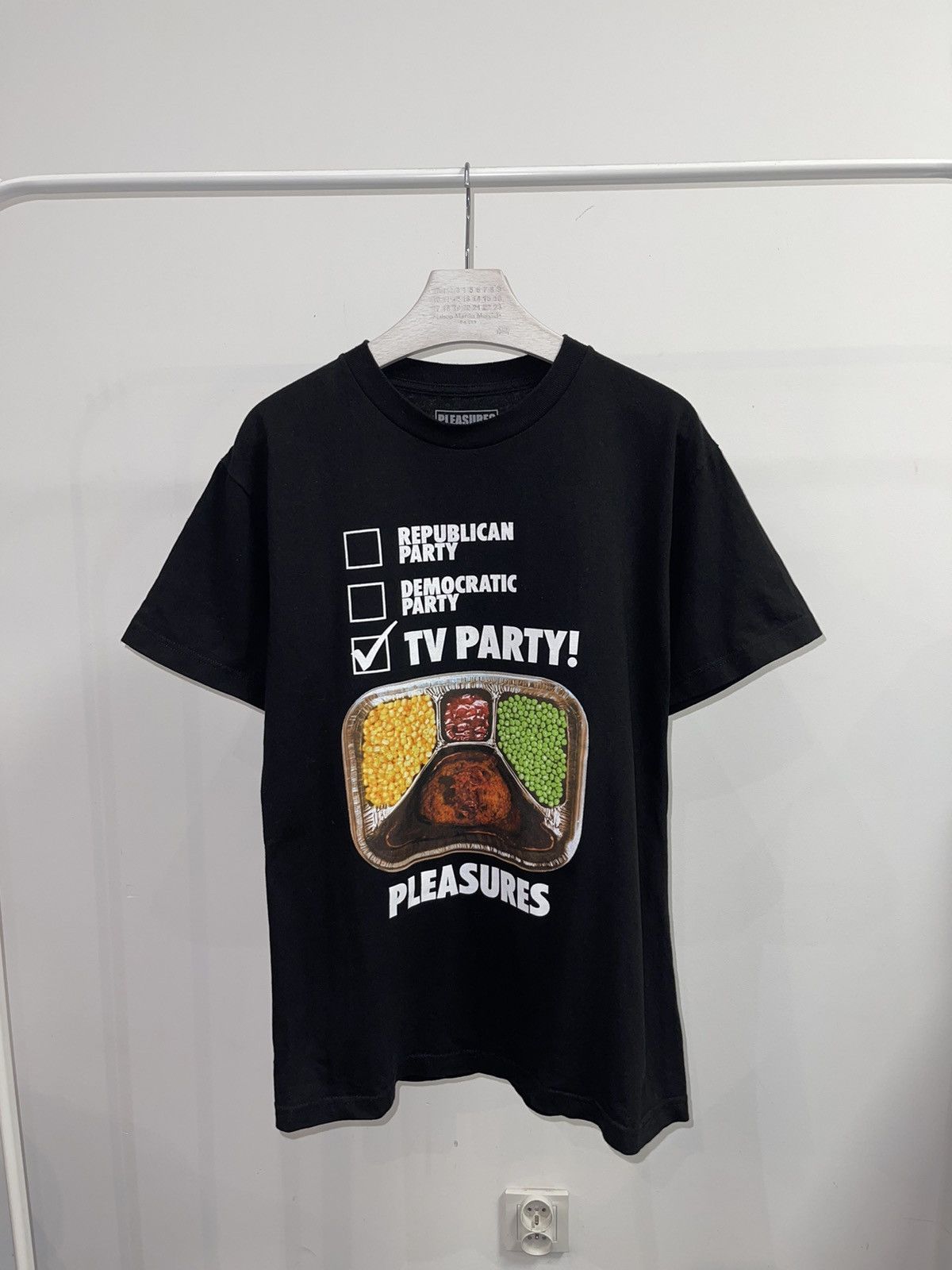 Pre-owned Pleasures Ds!  Tv Party Big Logo Black T-shirt