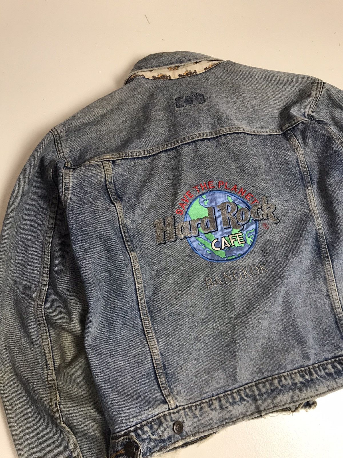 Hard Rock Cafe Vintage Hard Rock Cafe Bangkok Denim Trucker Jacket Size US M / EU 48-50 / 2 - 1 Thumbnail