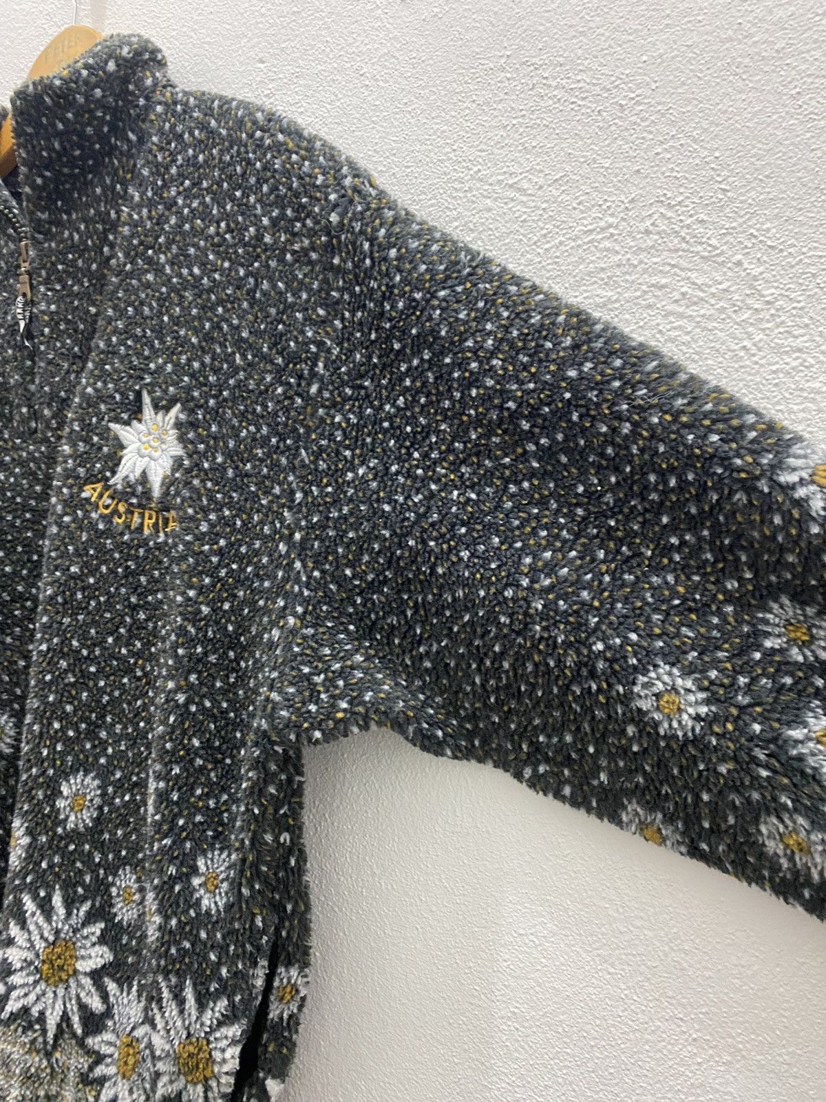 Designer GIRARDELLI - AUTRIA FLEECE FLOWER SWEATER Size US M / EU 48-50 / 2 - 8 Thumbnail