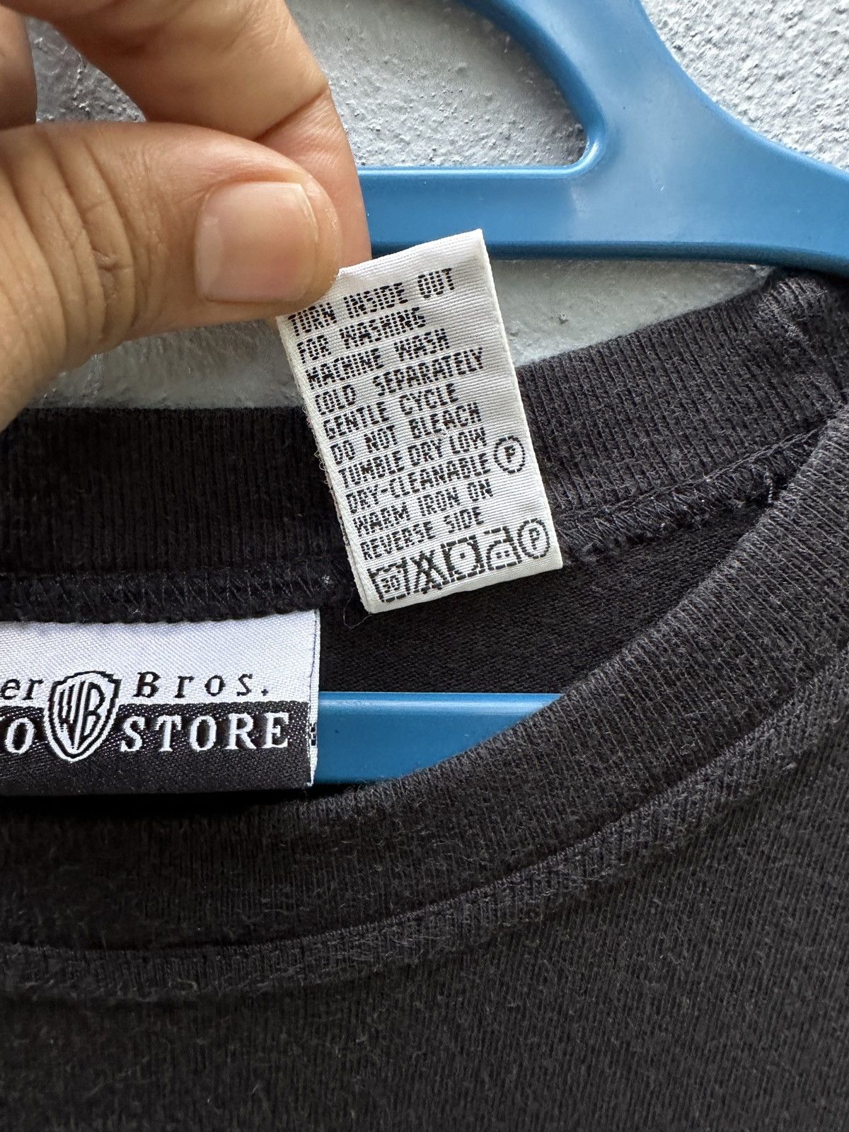 Warner Bros Vintage 90s Warner Bros Embroidery Logo Tshirt A04 Size US S / EU 44-46 / 1 - 8 Thumbnail