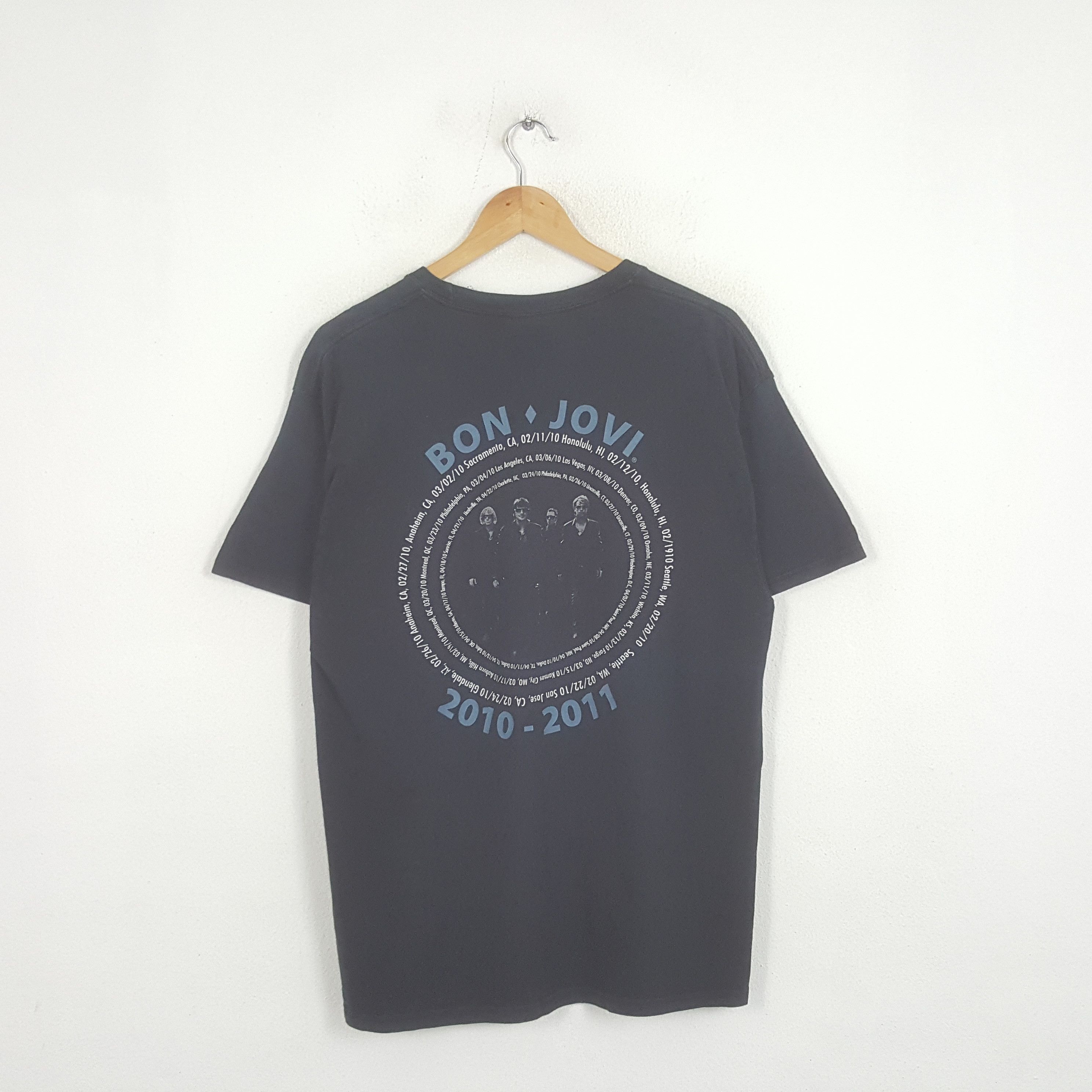 Band Tees × Bon Jovi × Vintage Vintage Bon Jovi American Rock Band Tour 2010 Tshirt Size US L / EU 52-54 / 3 - 3 Thumbnail