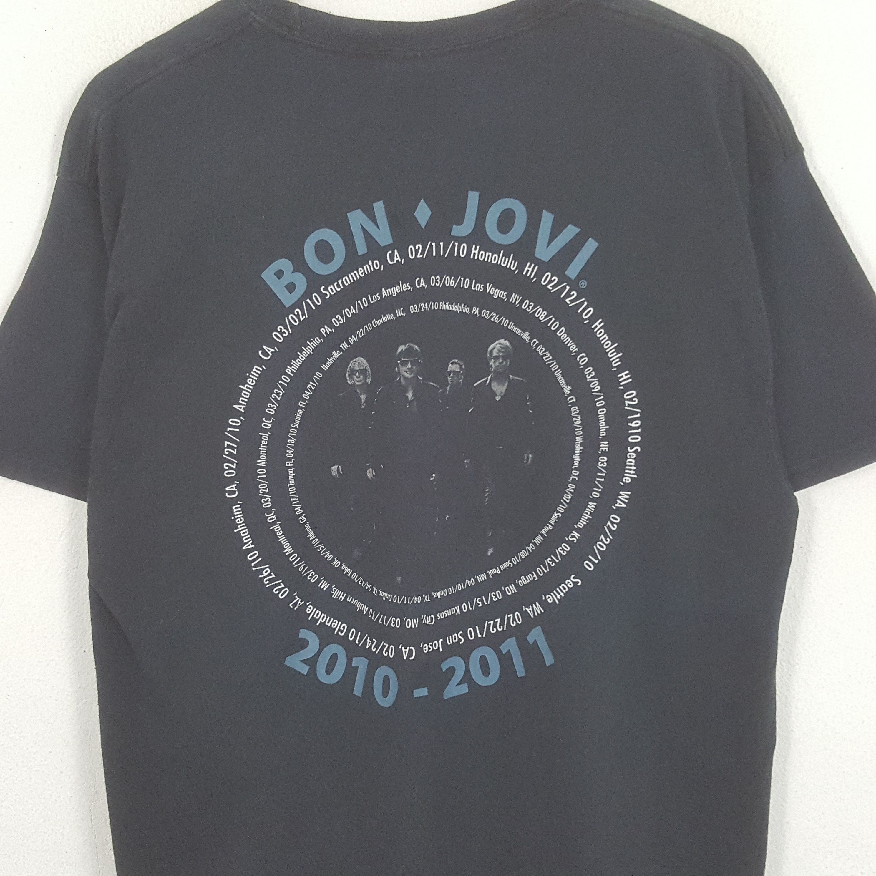 Band Tees × Bon Jovi × Vintage Vintage Bon Jovi American Rock Band Tour 2010 Tshirt Size US L / EU 52-54 / 3 - 4 Thumbnail