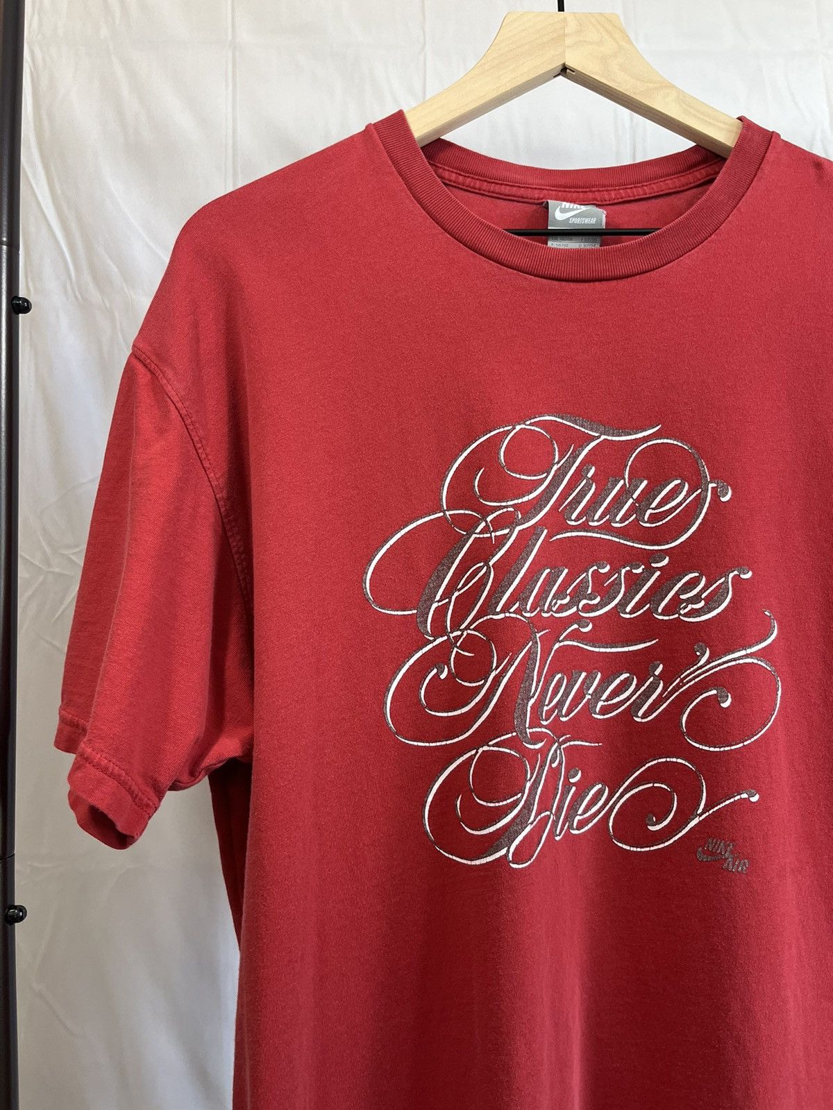 Nike Vintage Nike Distressed Faded Red Y2K Tee Size US XL / EU 56 / 4 - 6 Thumbnail