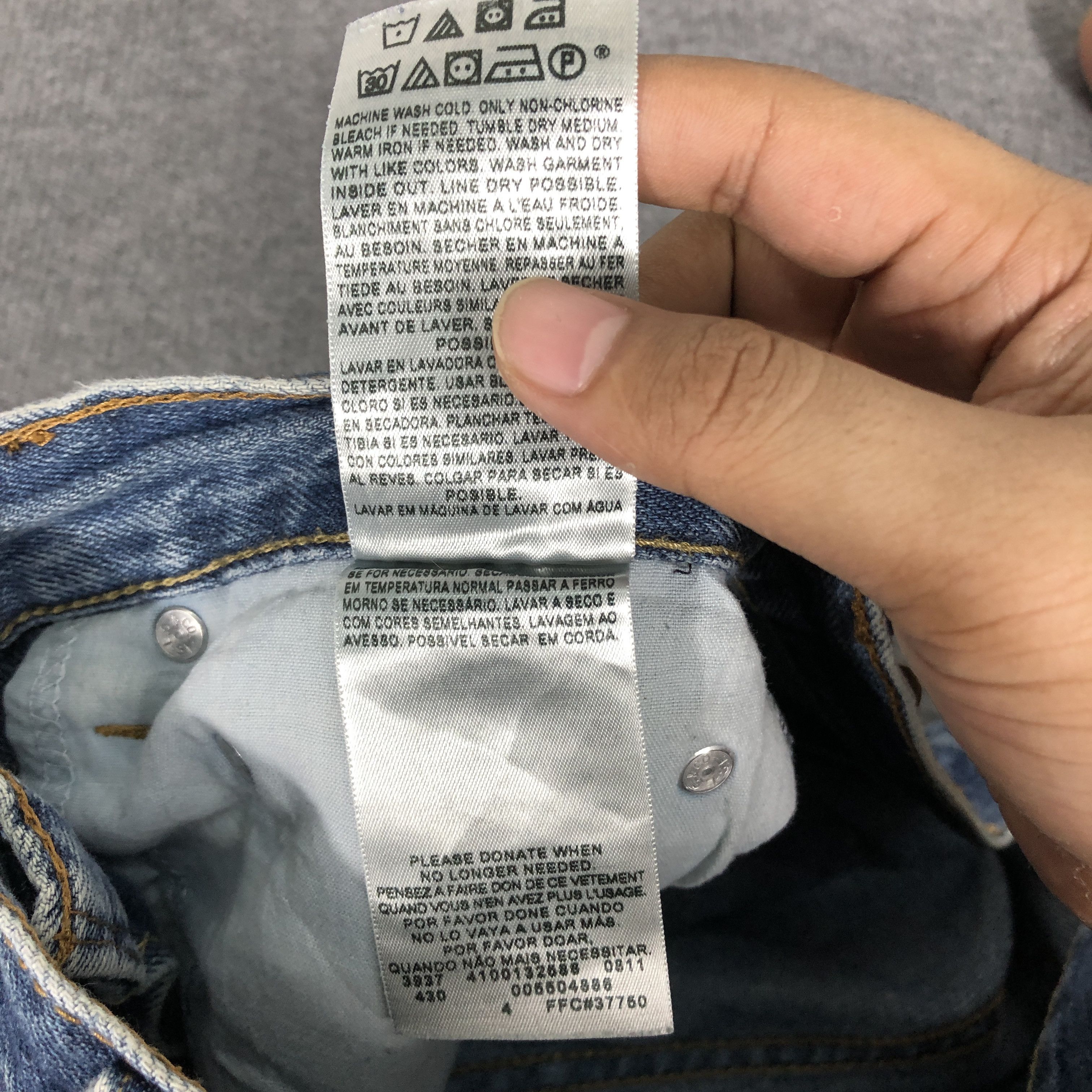 Levi's Vintage Y2k Levi's 550 Relaxed Fit Faded Blue Denim Jean Size US 32 / EU 48 - 18 Thumbnail