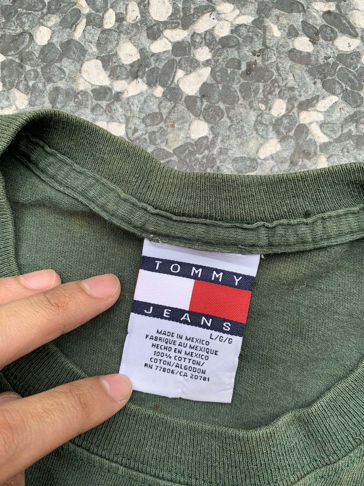 Tommy Hilfiger Vintage Tommy Hilfiger T- Shirt Size US L / EU 52-54 / 3 - 5 Thumbnail