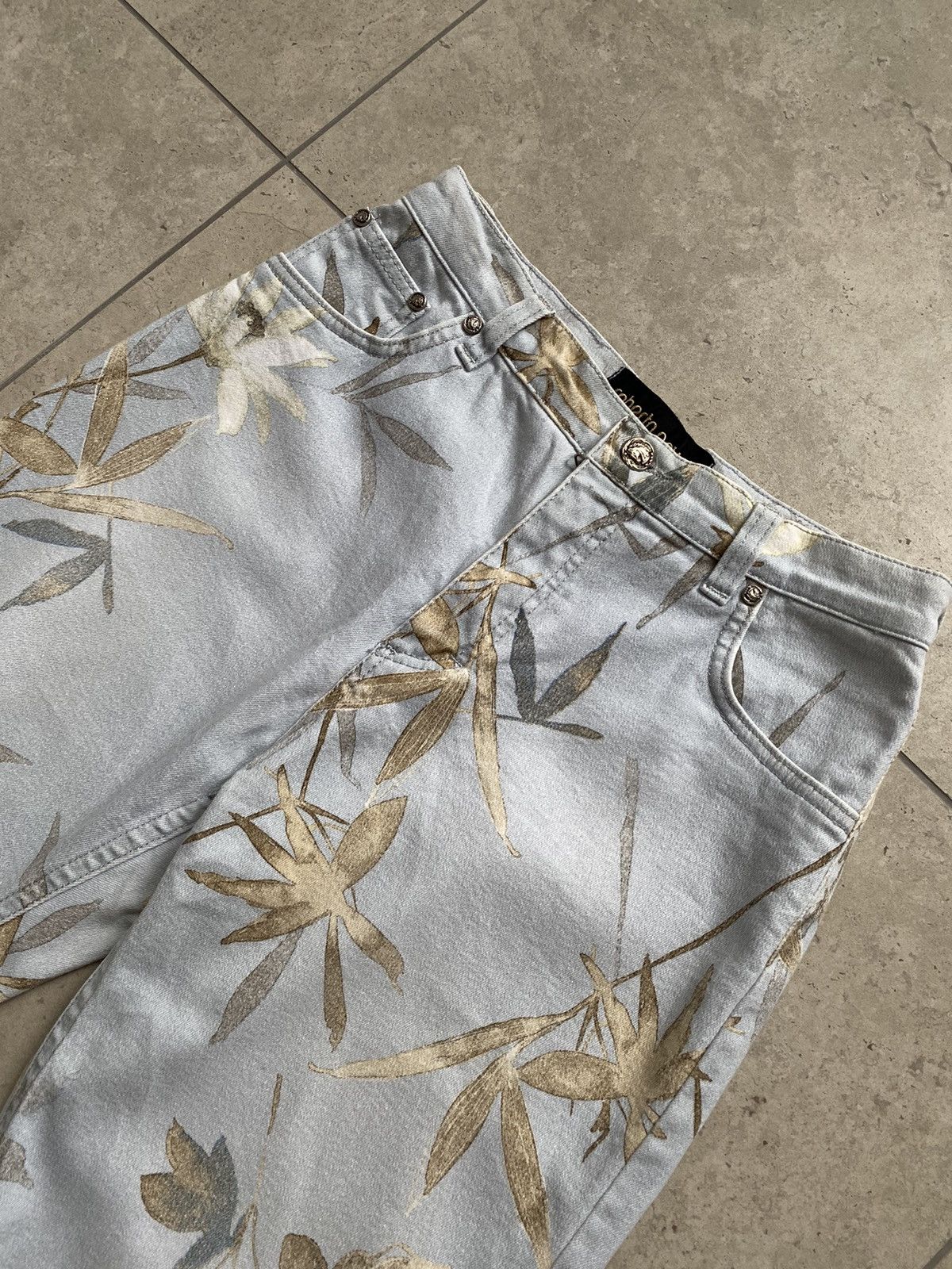 Roberto Cavalli Vintage Roberto Cavalli floral print jeans Size 27" / US 4 / IT 40 - 2 Thumbnail