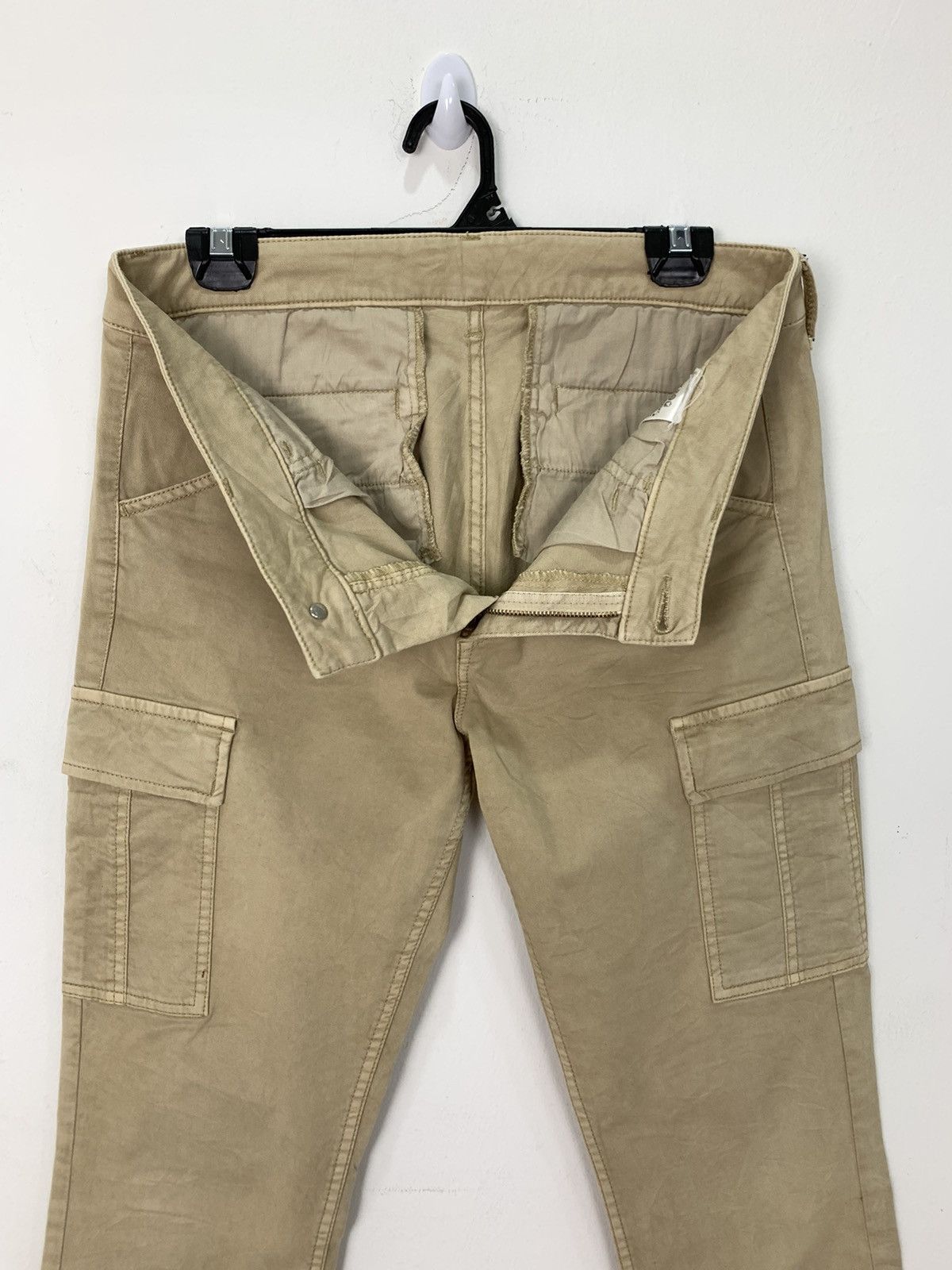 Japanese Brand × Uniqlo UNIQLO Slimfit Khaki Multipocket Tactical Utility CargoPant Size 32" / US 10 / IT 46 - 14 Thumbnail