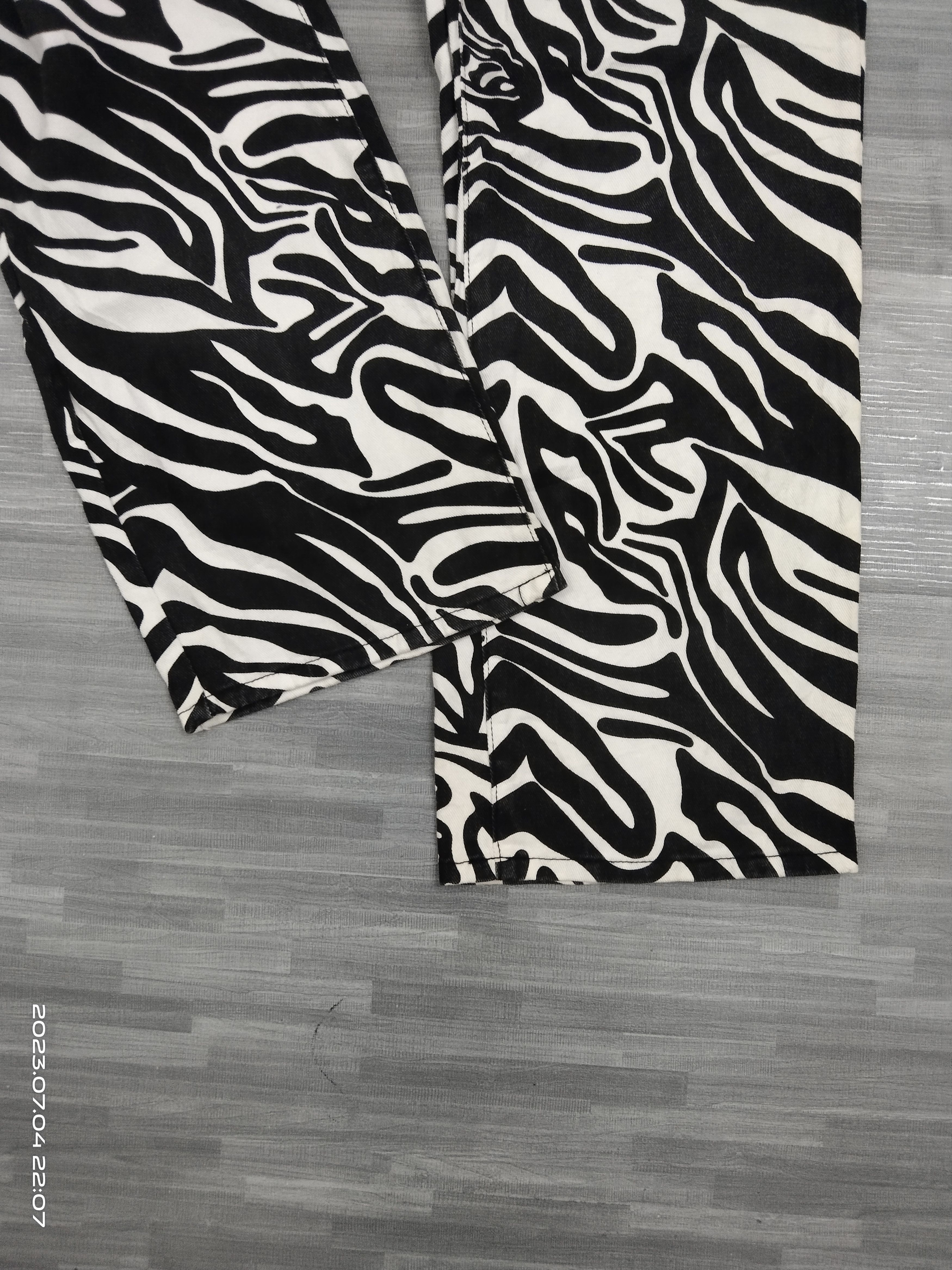 Japanese Brand BAGGY ZEBRA MOTIF DENIM PANTS Size US 28 / EU 44 - 6 Thumbnail