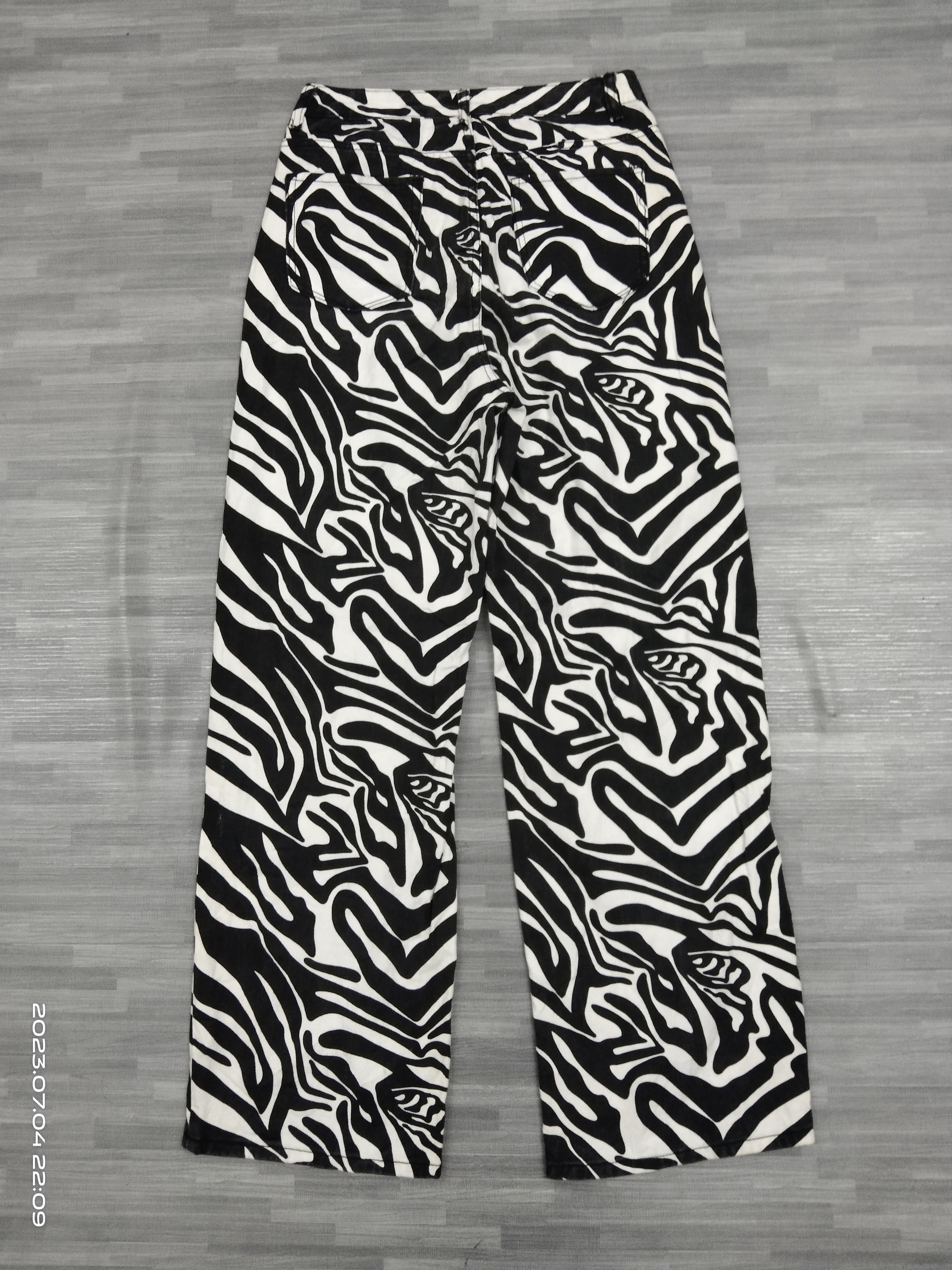 Japanese Brand BAGGY ZEBRA MOTIF DENIM PANTS Size US 28 / EU 44 - 3 Thumbnail