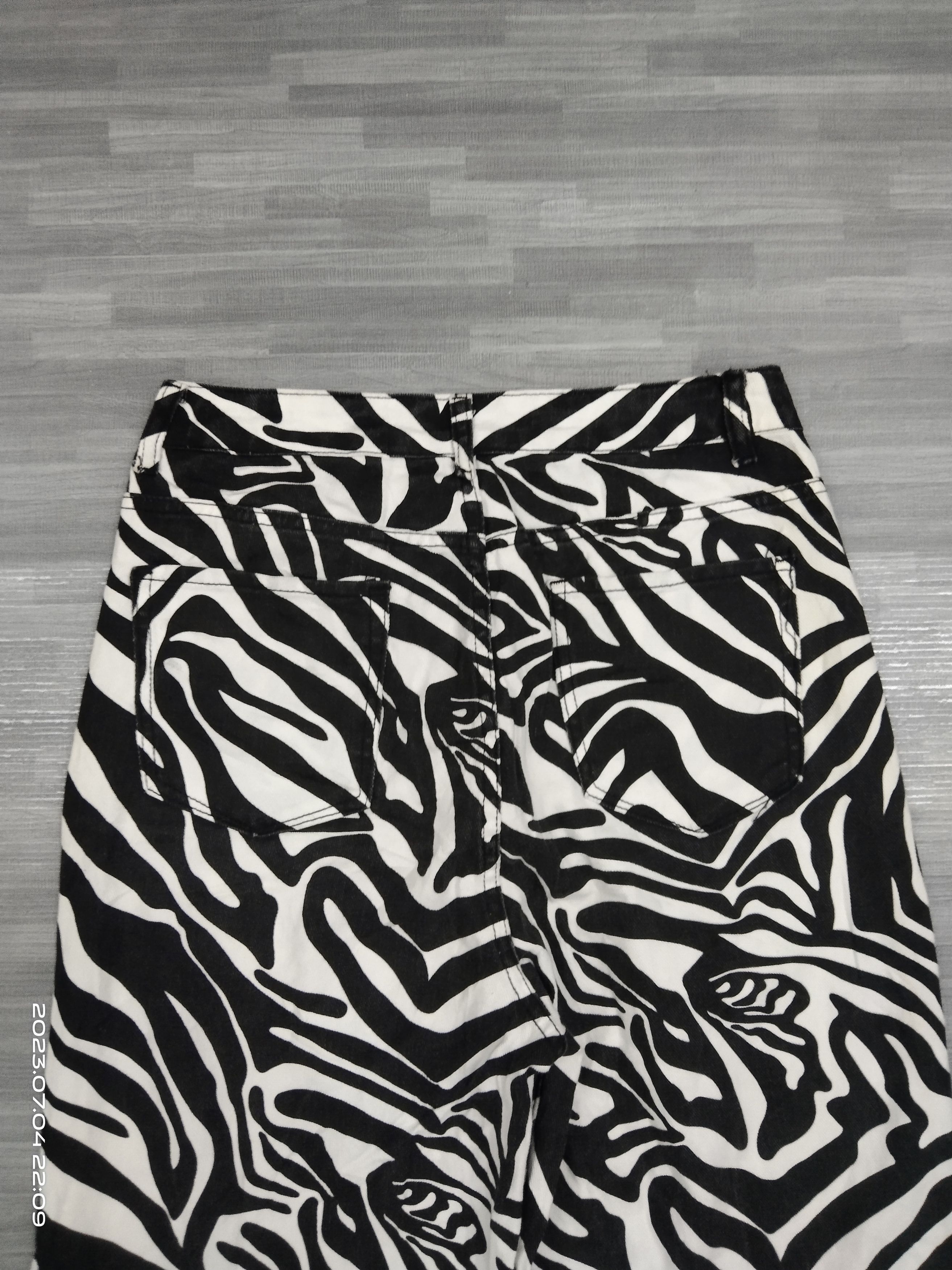 Japanese Brand BAGGY ZEBRA MOTIF DENIM PANTS Size US 28 / EU 44 - 5 Thumbnail
