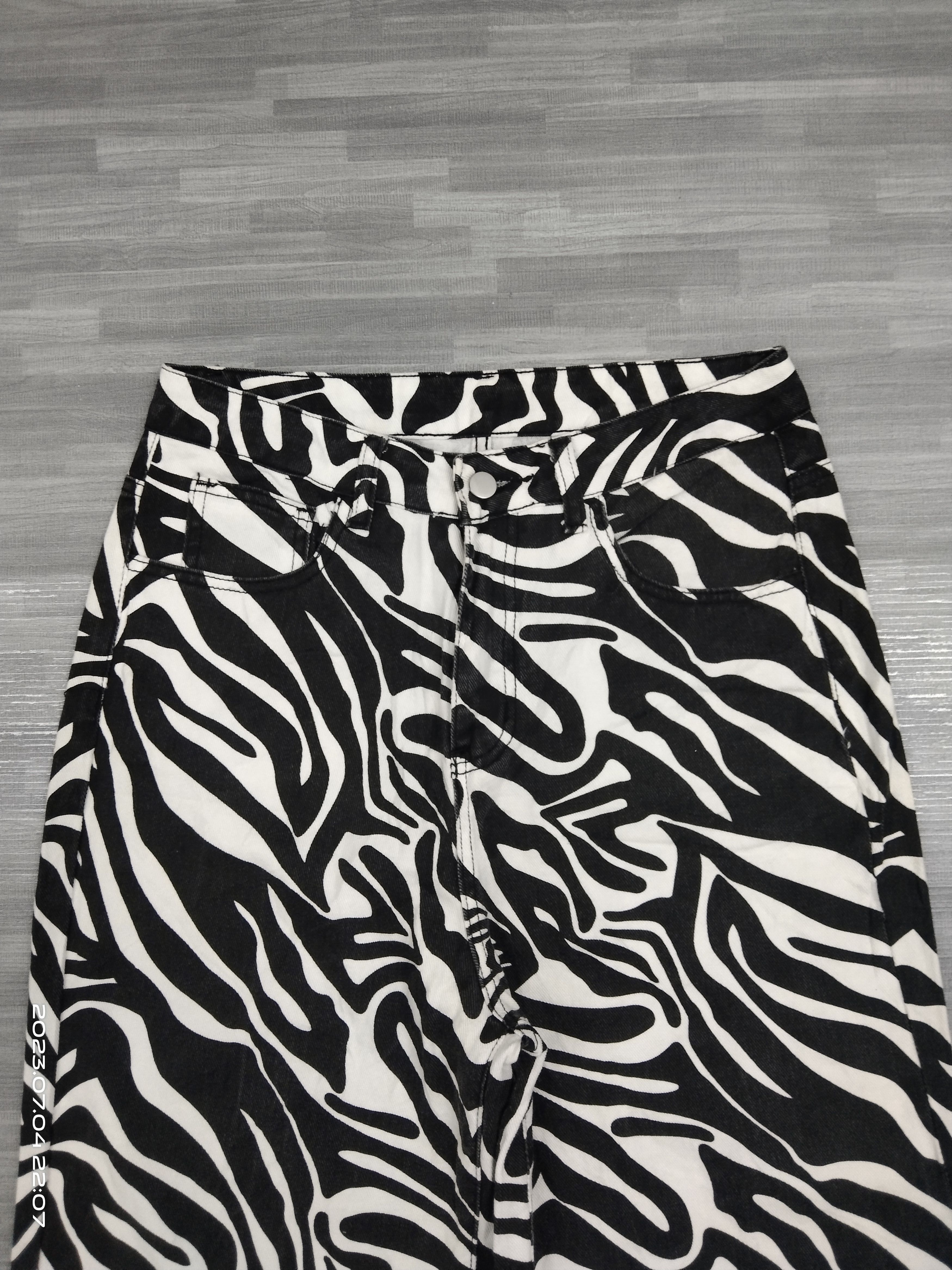 Japanese Brand BAGGY ZEBRA MOTIF DENIM PANTS Size US 28 / EU 44 - 4 Thumbnail