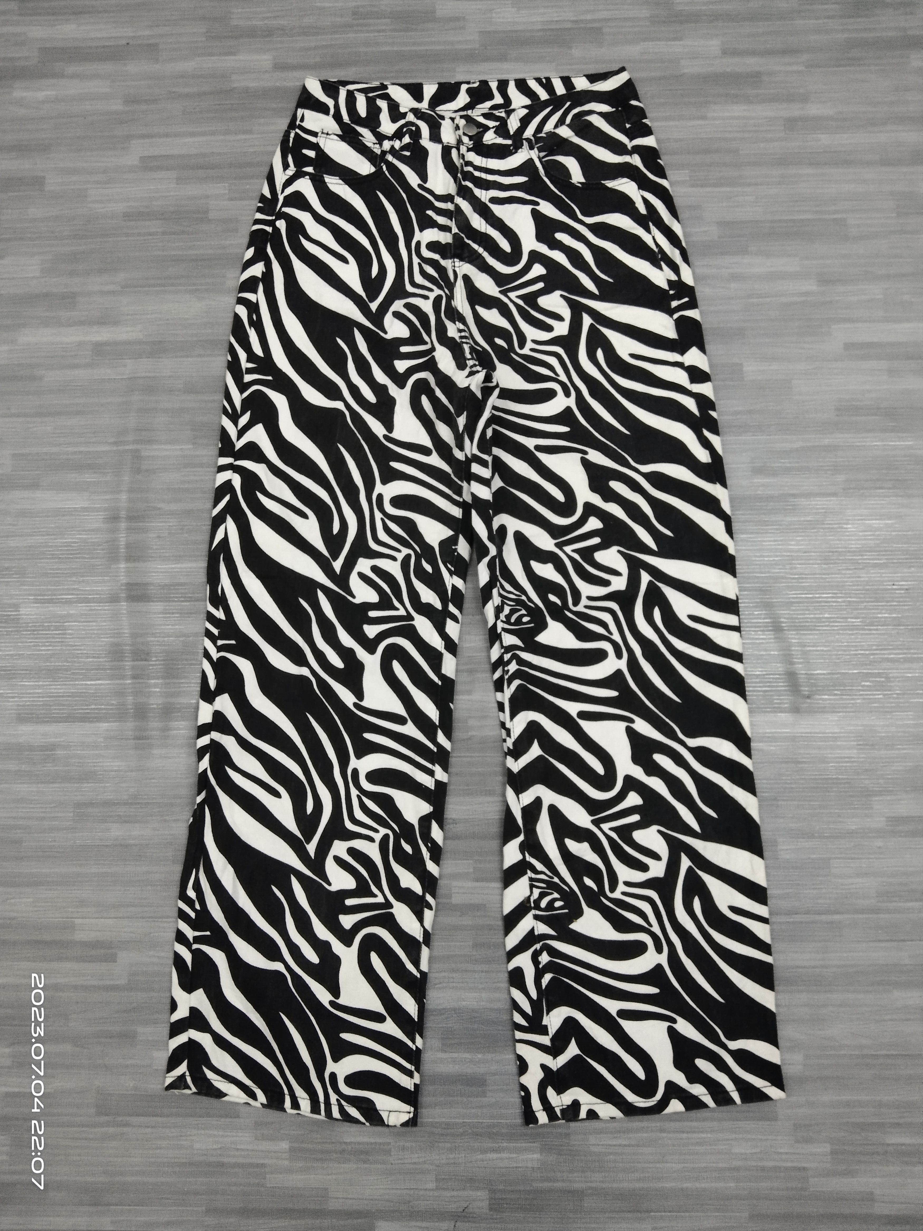 Japanese Brand BAGGY ZEBRA MOTIF DENIM PANTS Size US 28 / EU 44 - 2 Thumbnail