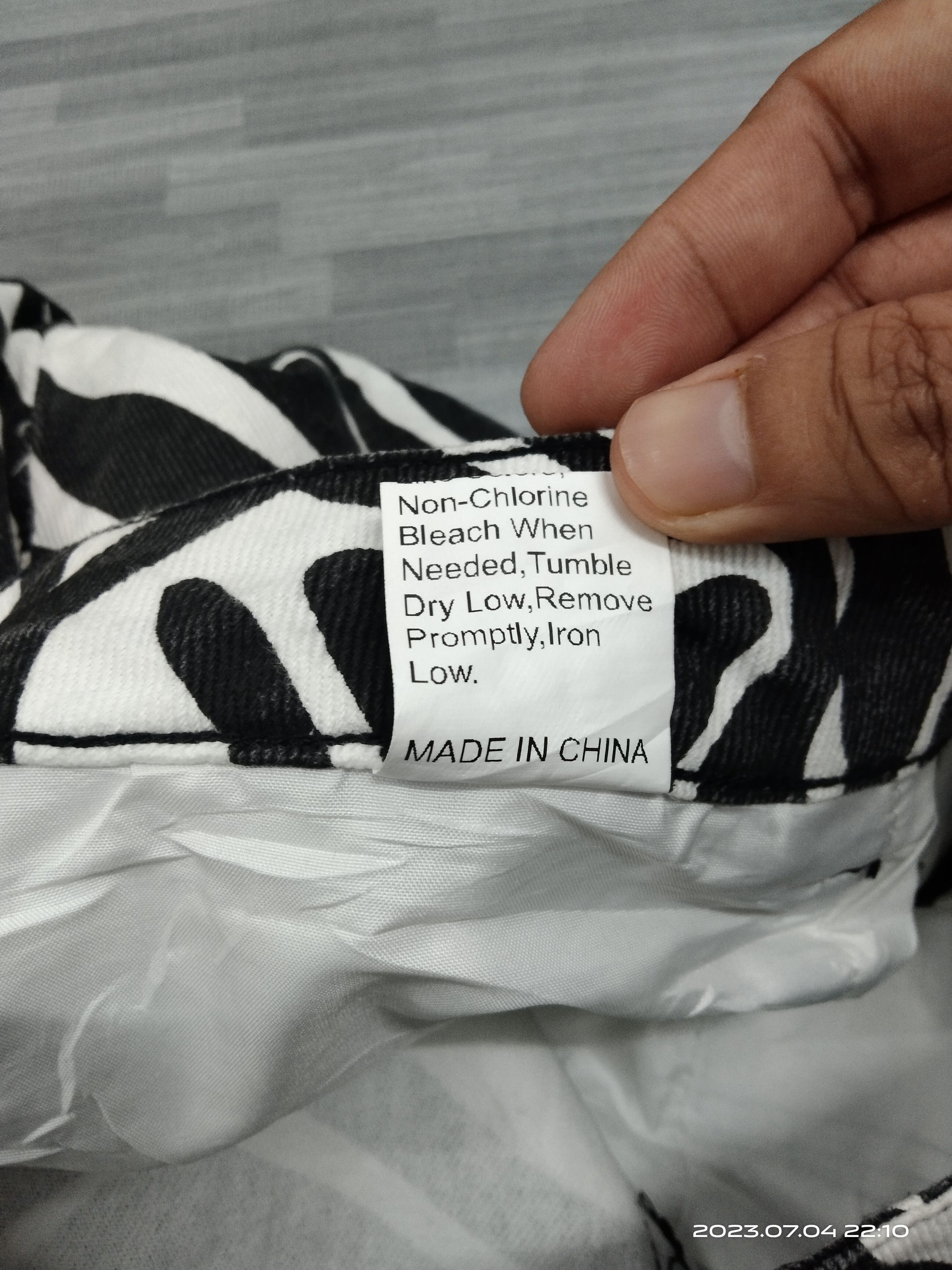 Japanese Brand BAGGY ZEBRA MOTIF DENIM PANTS Size US 28 / EU 44 - 7 Thumbnail
