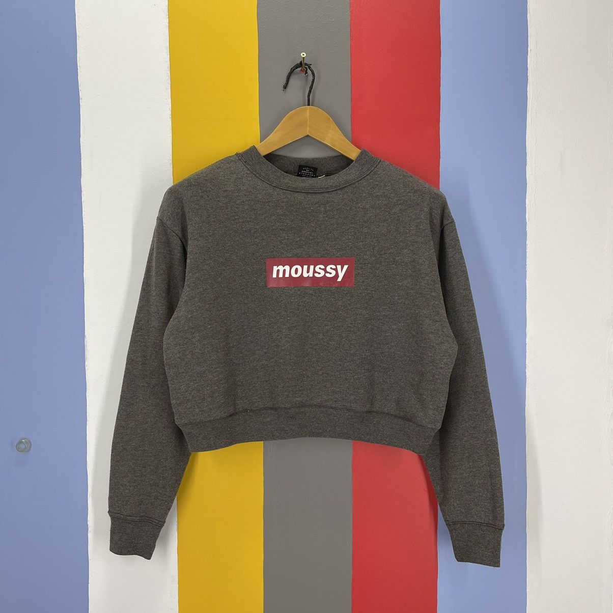 MOUSSY MOUSSY Custom Crop Crew Neck Sweatshirt #1264/AR Size M / US 6-8 / IT 42-44 - 1 Thumbnail