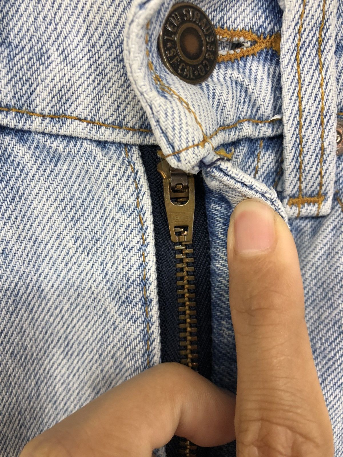 Levi's Vintage 90s Levis 510 Distressed Light Wash Jeans 25x38.5 Size 25" / US 0 / IT 36 - 6 Thumbnail
