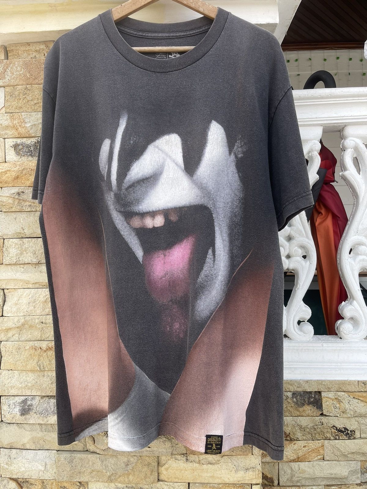 Dissizit Last Drop🔥Rare🔥SUN FADED KISS x DISSIZIT Tee Size US L / EU 52-54 / 3 - 3 Thumbnail