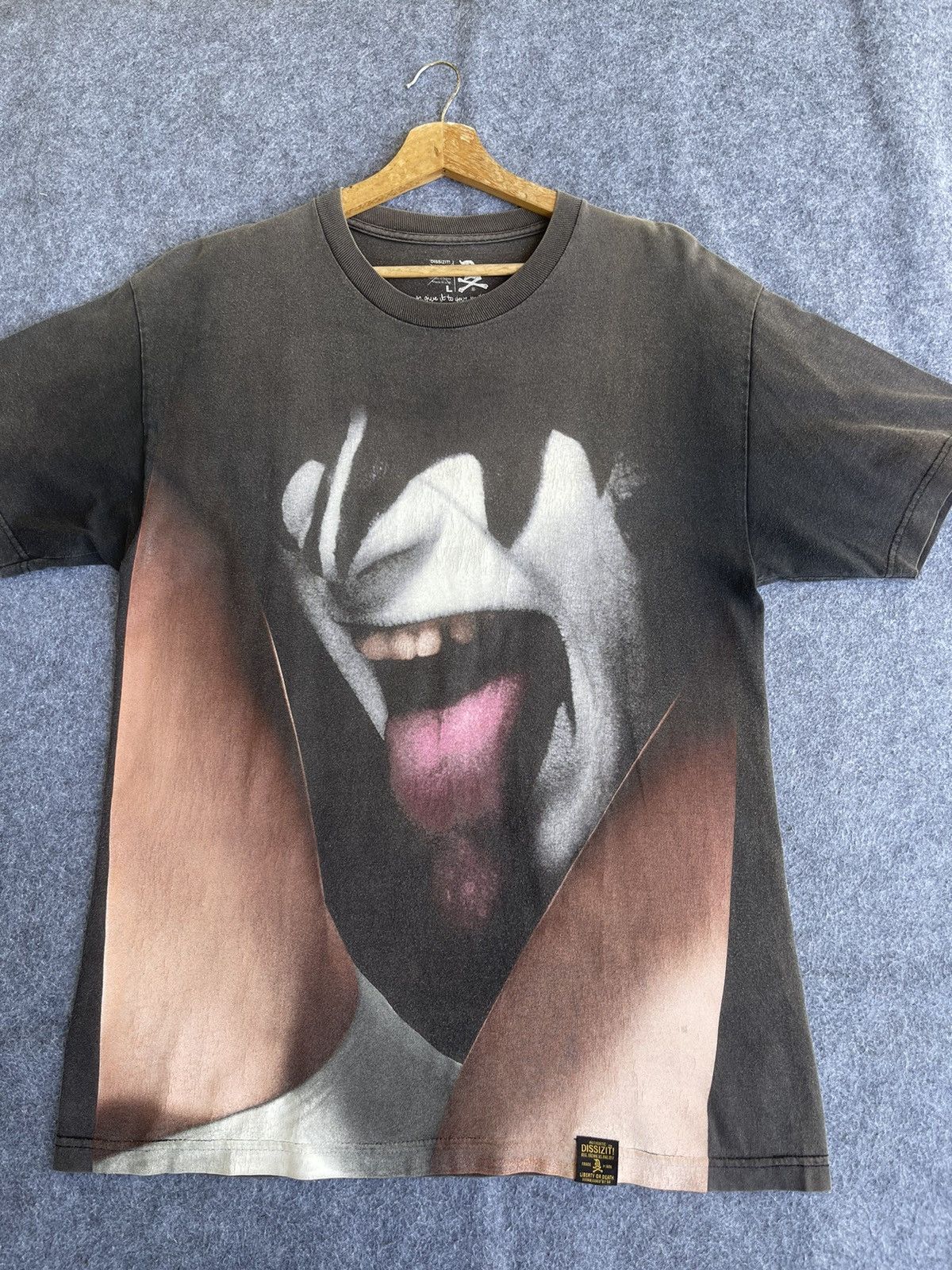 Dissizit Last Drop🔥Rare🔥SUN FADED KISS x DISSIZIT Tee Size US L / EU 52-54 / 3 - 10 Thumbnail