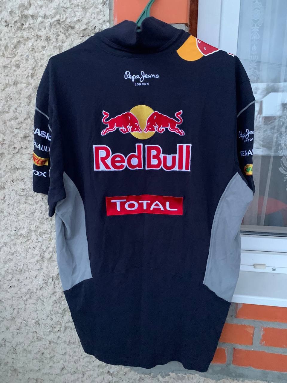 RED BULL Infiniti チーム ４年ワールドチャンピオン Tシャツ RED BULL Infiniti チーム 4年ワールドチャンピオン Tシャツ（1