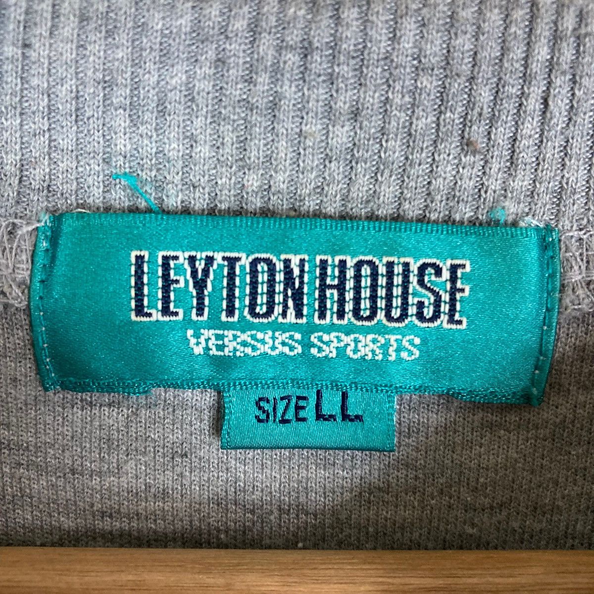 Vintage Vintage Leyton Houses Versus Sports Pullover Jumper Size US XL / EU 56 / 4 - 7 Thumbnail