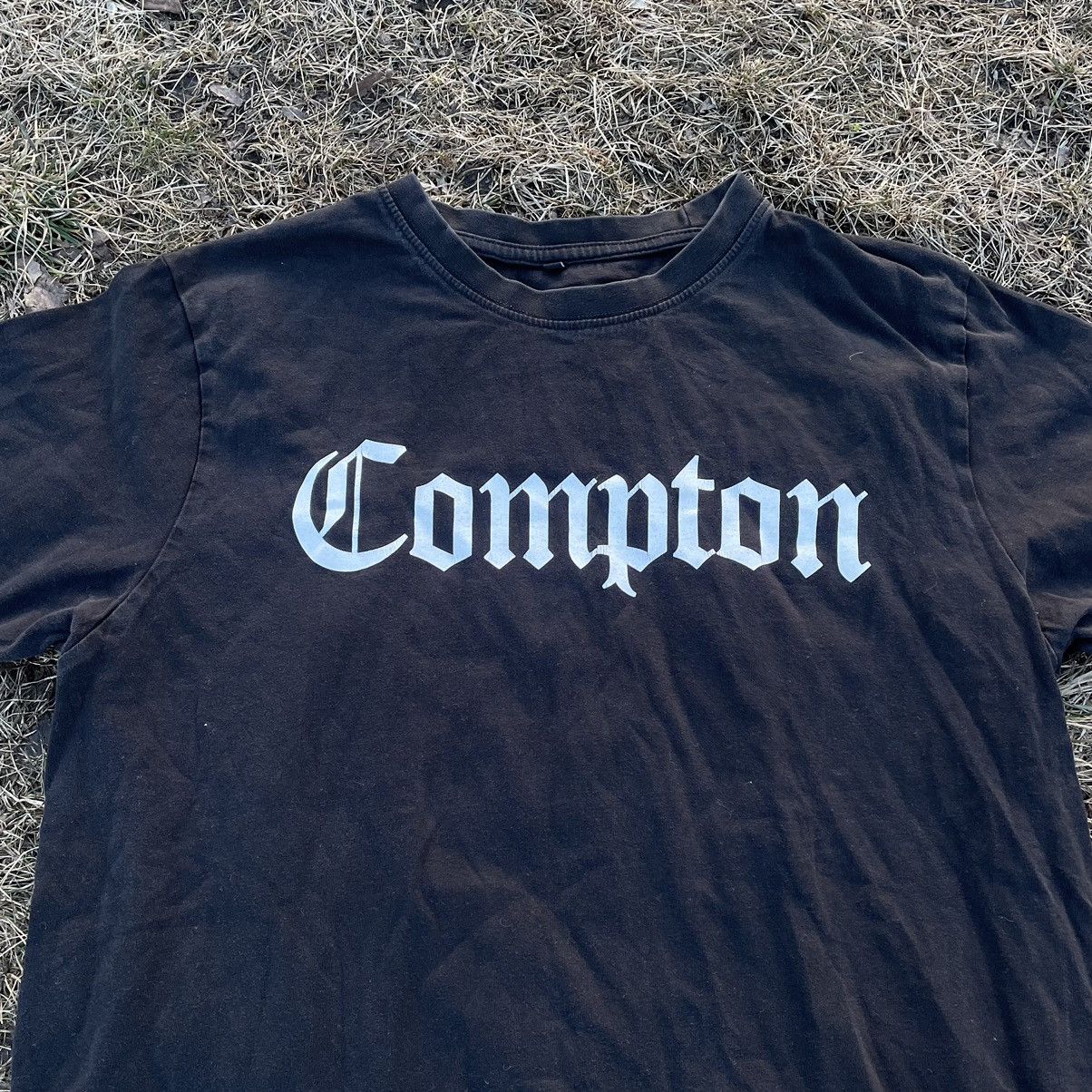 Vintage Vintage 90s Compton Graphic Tee Sun Faded Streetwear Baggy L Size US L / EU 52-54 / 3 - 4 Thumbnail