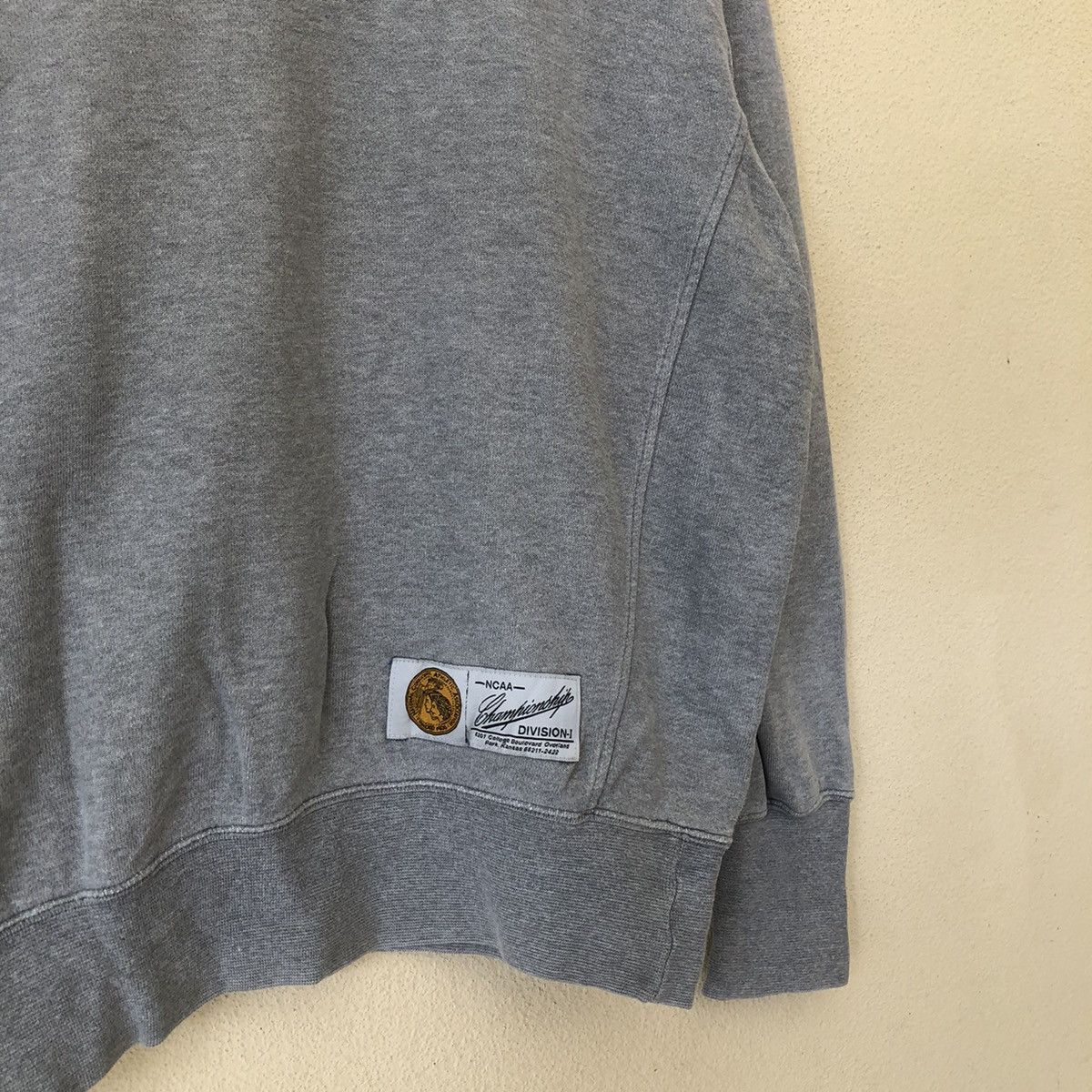 Japanese Brand VINTAGE DESCENTE NCAA CHAMPIONSHIP DIVISION-1 SWEATSHIRT Size US M / EU 48-50 / 2 - 4 Thumbnail