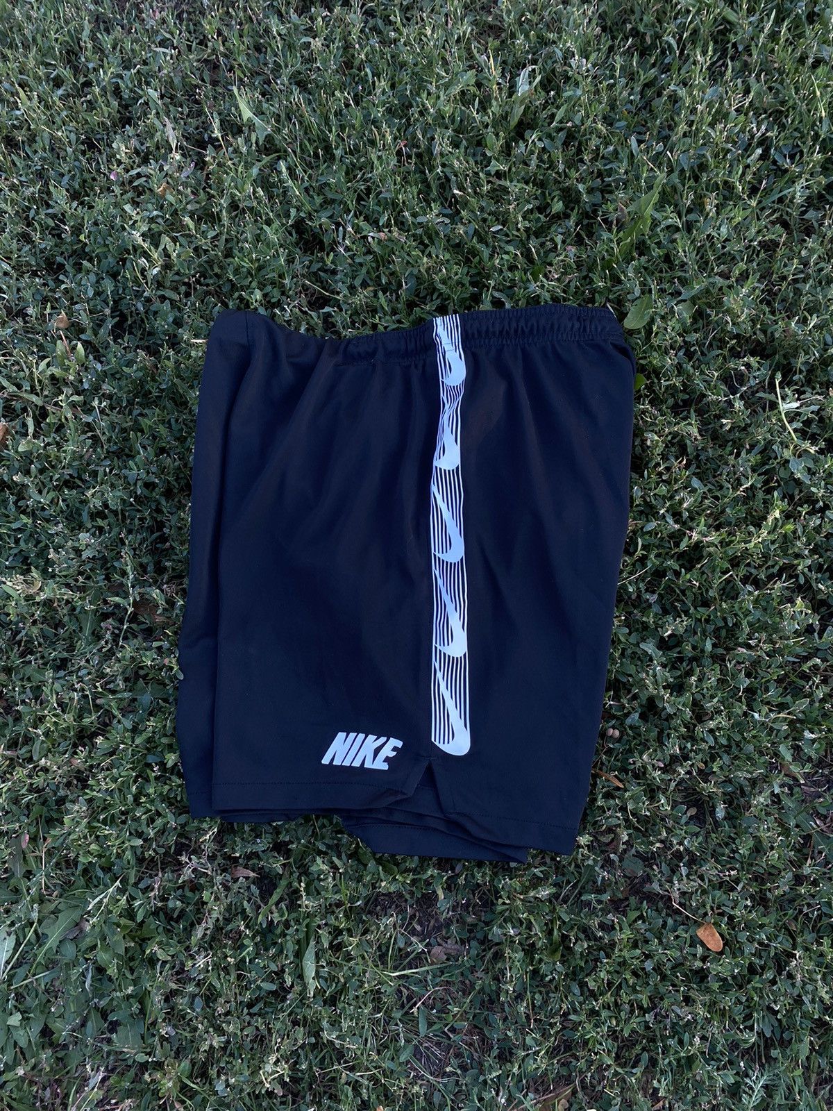 Nike Vintage Nike shorts streetwear swoosh casual y2k size M Size US 32 / EU 48 - 1 Thumbnail